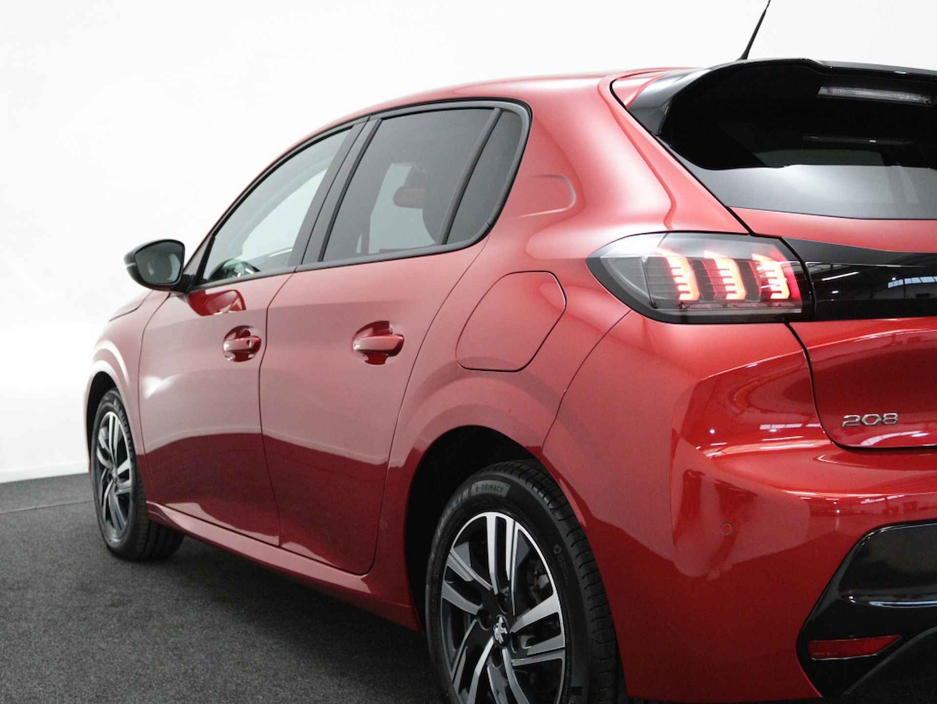 Peugeot 208 1.2 PT Allure Pack | Navigatie | Private lease 399 p.m. | - 17/46