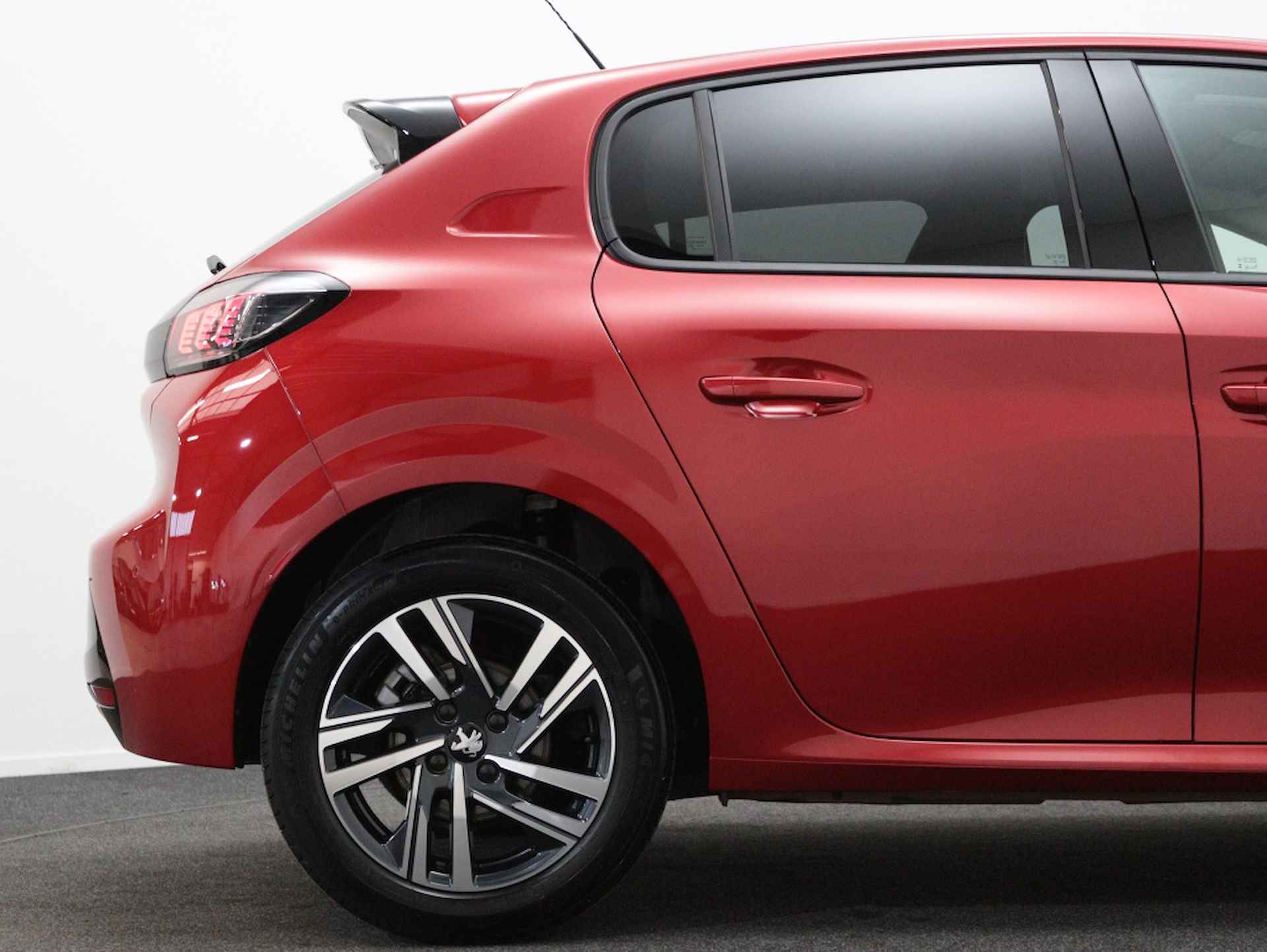 Peugeot 208 1.2 PT Allure Pack | Navigatie | Private lease 399 p.m. | - 20/46