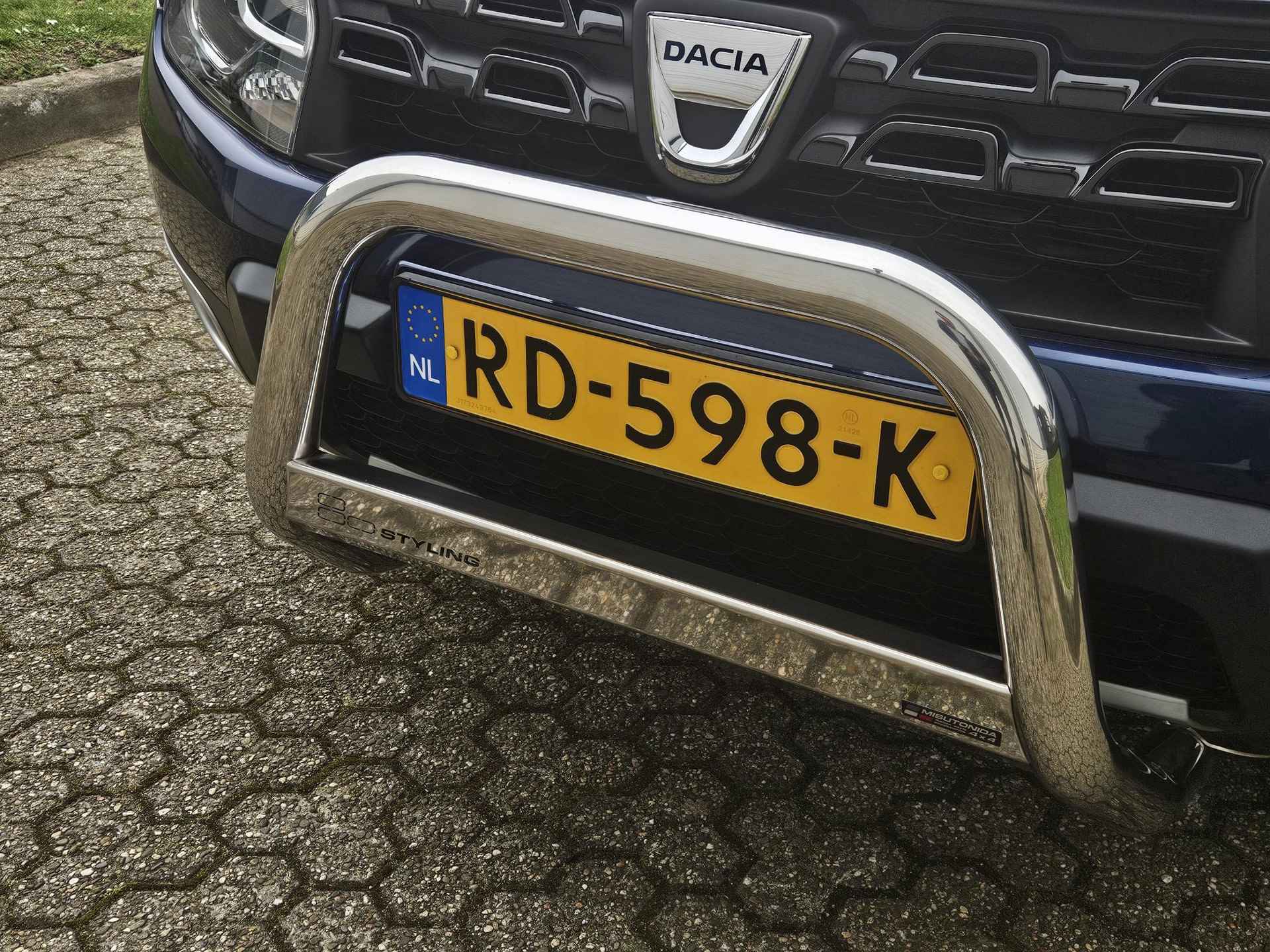 Dacia Duster 4x2 Blackshadow / 1e Eigenaar / Achteruitrijcamera / Stoelverwarming / Navigatie / Cruise Control / Lederen Bekleding / Sidesteps / Bull Bar / All Season Banden / - 37/41