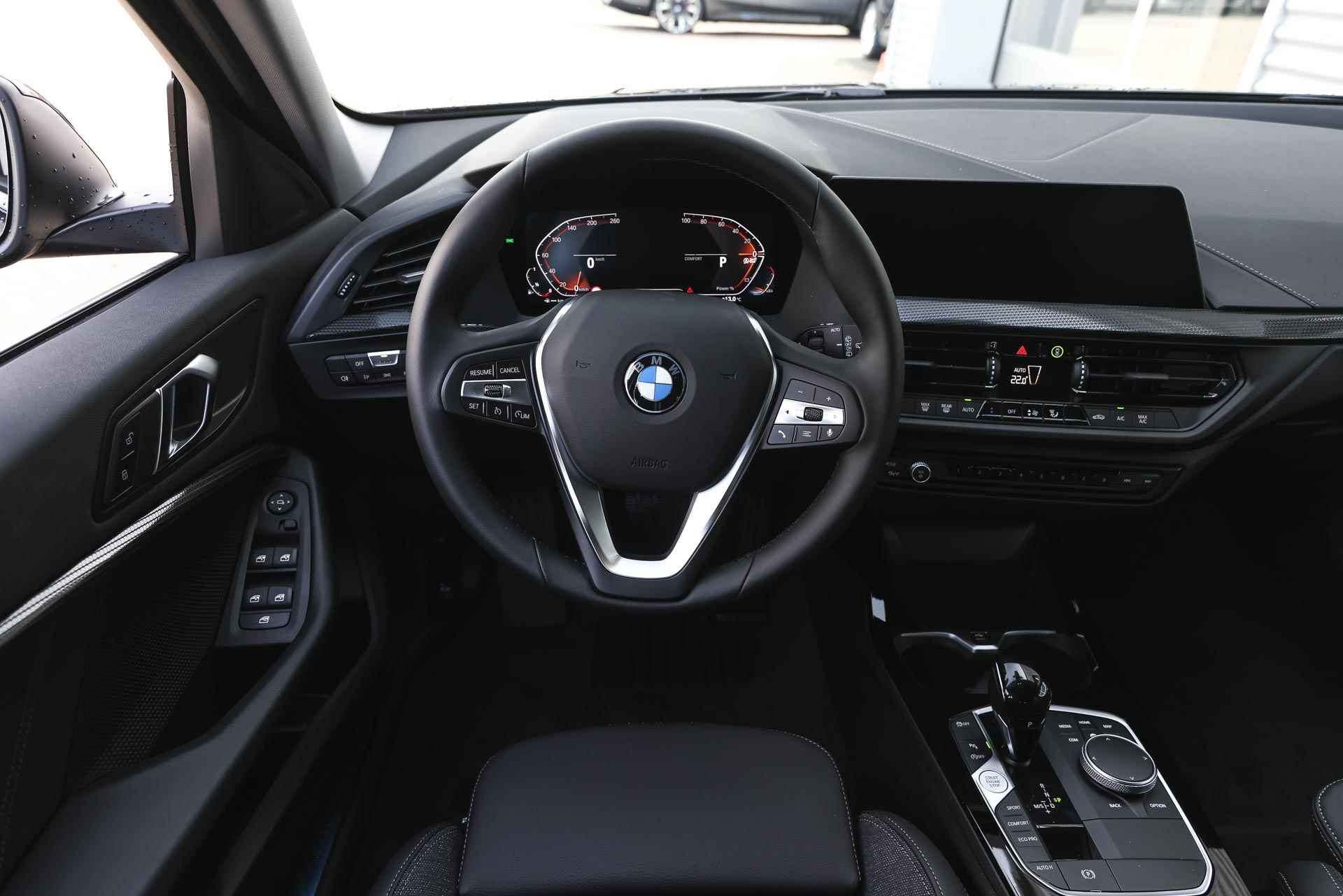 BMW 1-serie 118i Sport Line Automaat / Sportstoelen / LED / Live Cockpit Professional / Extra getint glas achter / PDC voor + achter - 4/21