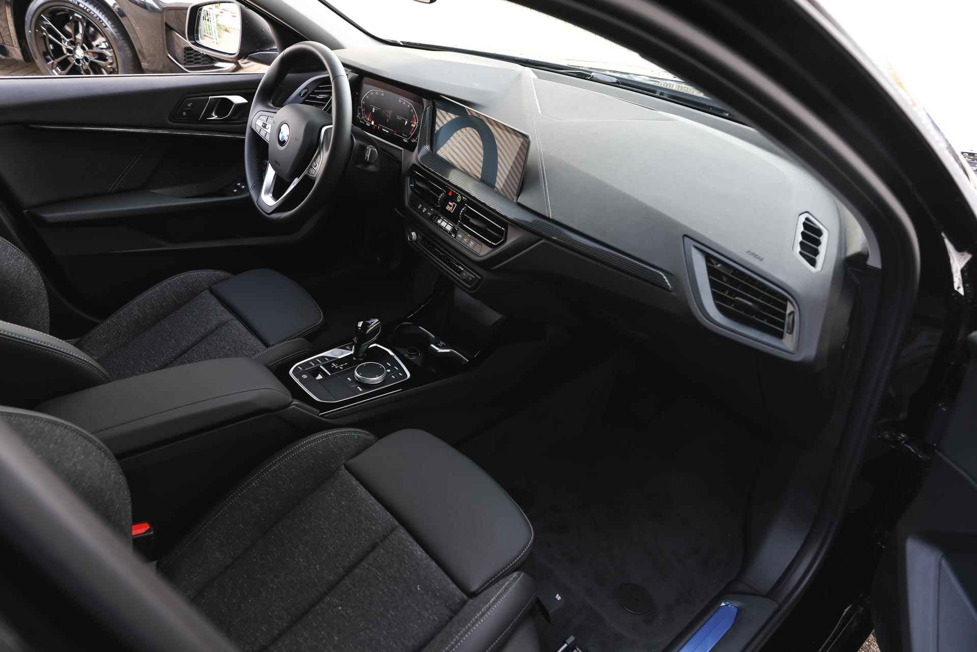 BMW 1-serie 118i Sport Line Automaat / Sportstoelen / LED / Live Cockpit Professional / Extra getint glas achter / PDC voor + achter - 10/21