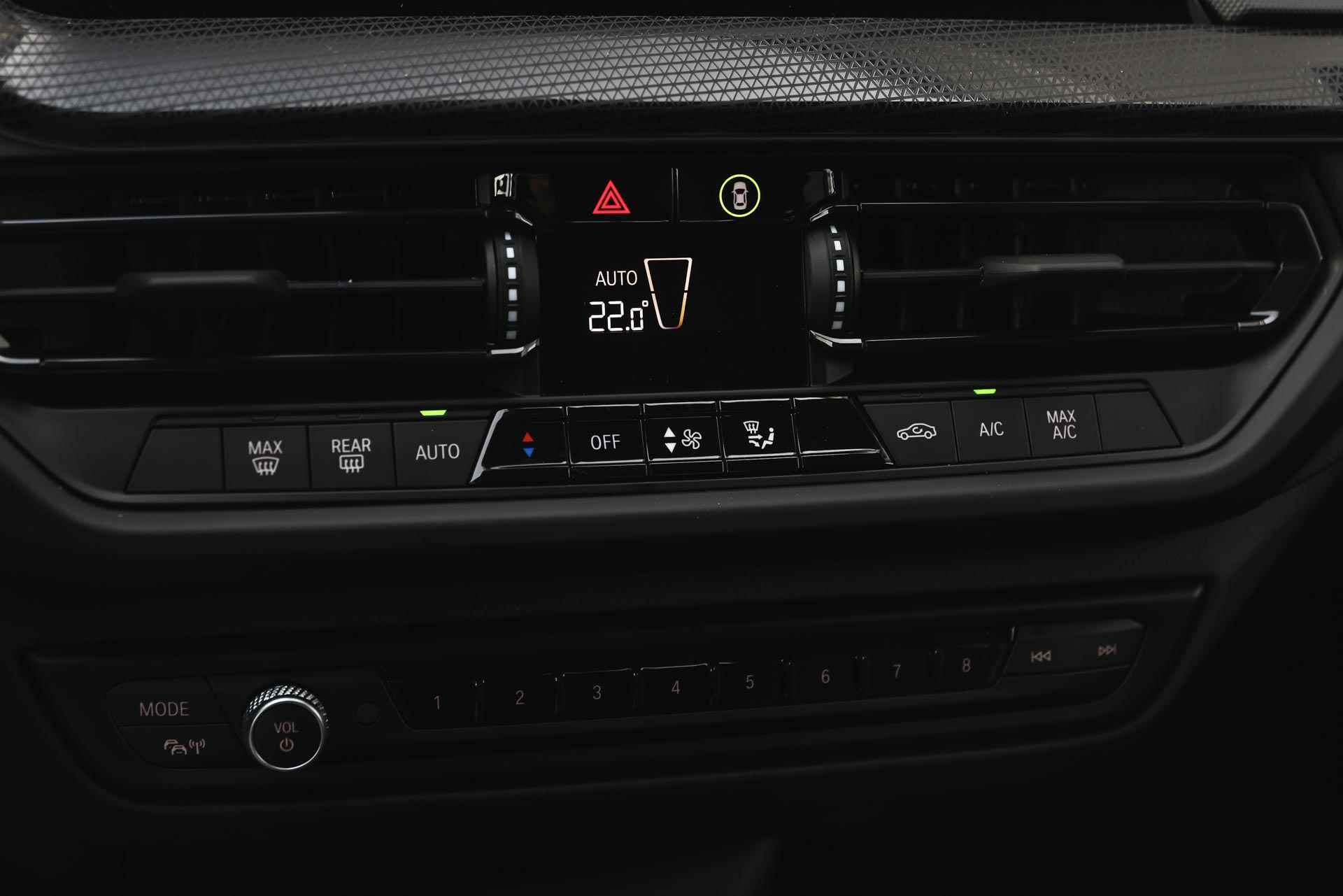 BMW 1-serie 118i Sport Line Automaat / Sportstoelen / LED / Live Cockpit Professional / Extra getint glas achter / PDC voor + achter - 15/21