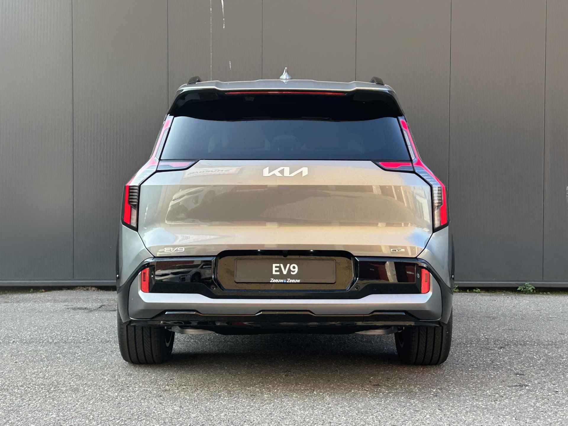 Kia EV9 GT-Line AWD 99.8 kWh 2,99 % Financieringsactie | € 1700 korting + gratis laadpaal t.w.v. € 1700 | GT-Line interieur en exterieur details | Intelligente parkeerassistentie  voor/achter/zijkant - 7/17