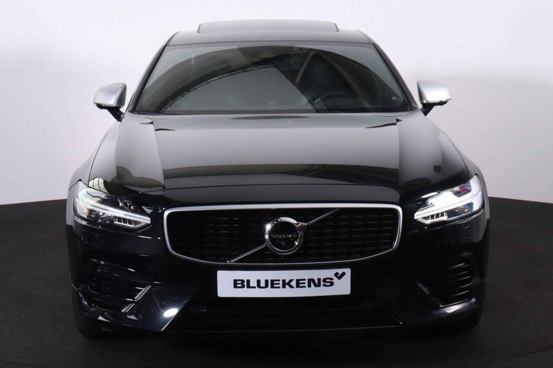 Volvo S90 T8 AWD R-Design  - Luchtvering - Schuif/kanteldak - IntelliSafe Assist & Surround - 360º Camera - Bowers & Wilkens audio - Adaptieve LED koplampen - Verwarmde voorstoelen, stuur & achterbank - Parkeersensoren voor & achter - Elektr. bedienb. voorstoelen met geheugen - Standkachel - Extra getint glas - 20' LMV - 2/30