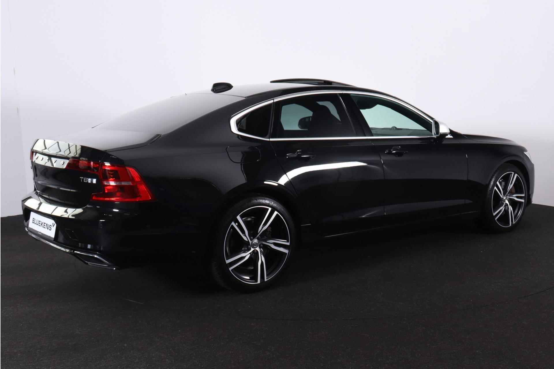 Volvo S90 T8 AWD R-Design  - Luchtvering - Schuif/kanteldak - IntelliSafe Assist & Surround - 360º Camera - Bowers & Wilkens audio - Adaptieve LED koplampen - Verwarmde voorstoelen, stuur & achterbank - Parkeersensoren voor & achter - Elektr. bedienb. voorstoelen met geheugen - Standkachel - Extra getint glas - 20' LMV - 5/30