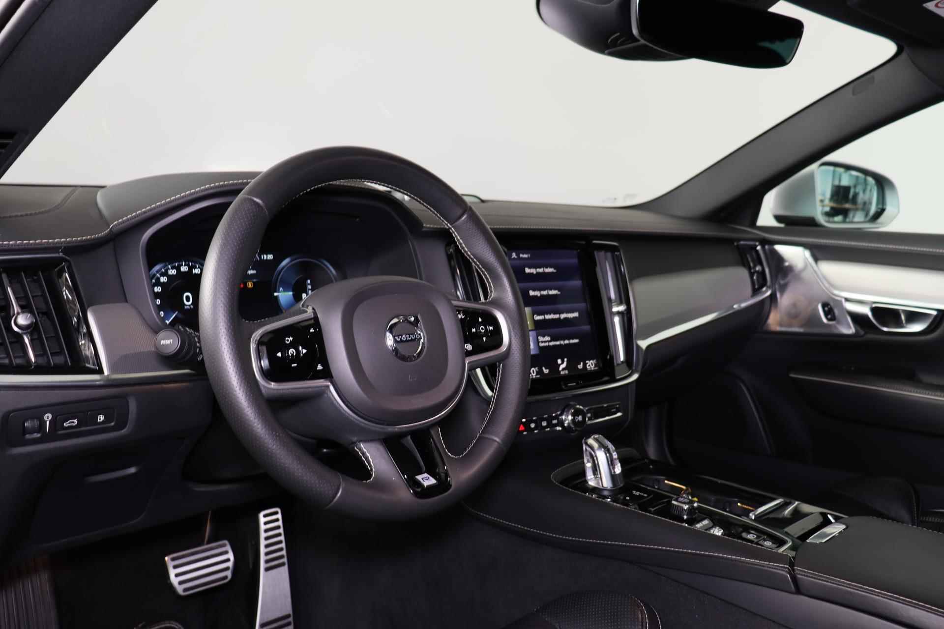 Volvo S90 T8 AWD R-Design  - Luchtvering - Schuif/kanteldak - IntelliSafe Assist & Surround - 360º Camera - Bowers & Wilkens audio - Adaptieve LED koplampen - Verwarmde voorstoelen, stuur & achterbank - Parkeersensoren voor & achter - Elektr. bedienb. voorstoelen met geheugen - Standkachel - Extra getint glas - 20' LMV - 24/30