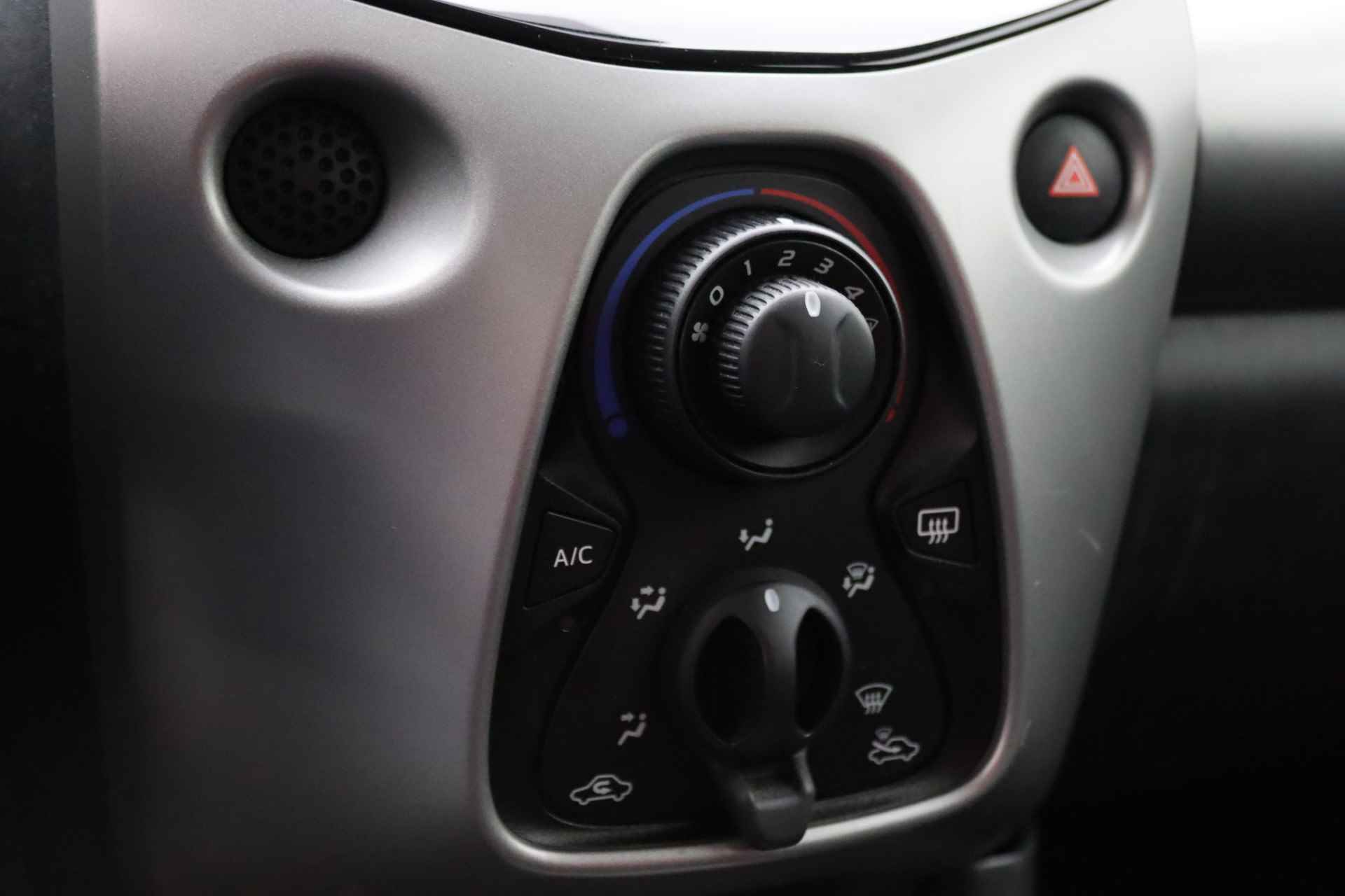 Toyota Aygo 1.0 VVT-i x-nav 5-deurs Airco, Navigatie, Camera, Bluetooth, Limiter, Elektr. Pakket - 37/40