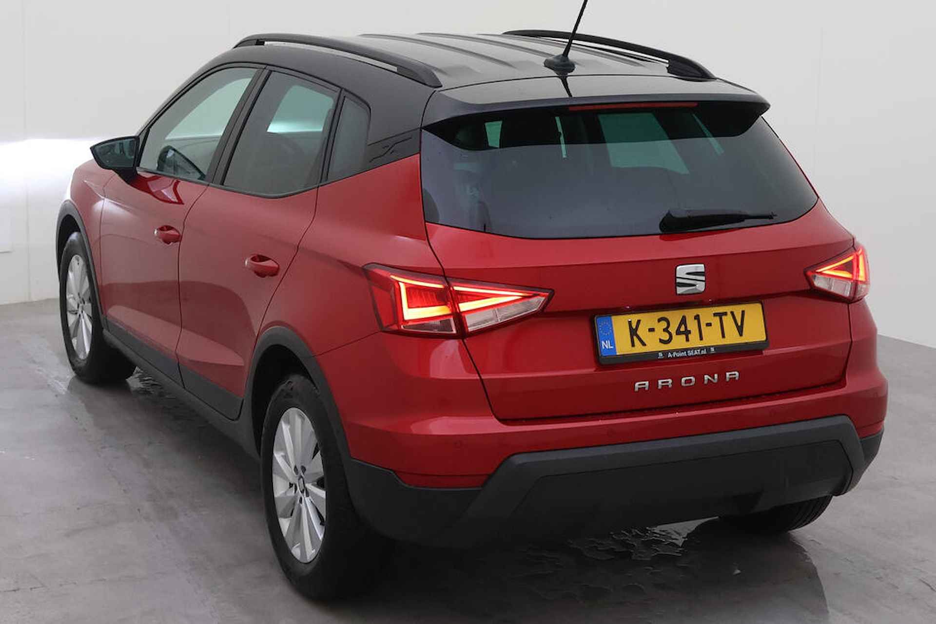 SEAT Arona 1.0 TSI Style Business Intense Plus /Metallic/ Zwart dak/ Digitale Cockpit/ Led/ Velours Int./ Camera/ Climatronic/ Navigatie/Parkeersensor/ 16 lmv - 10/17