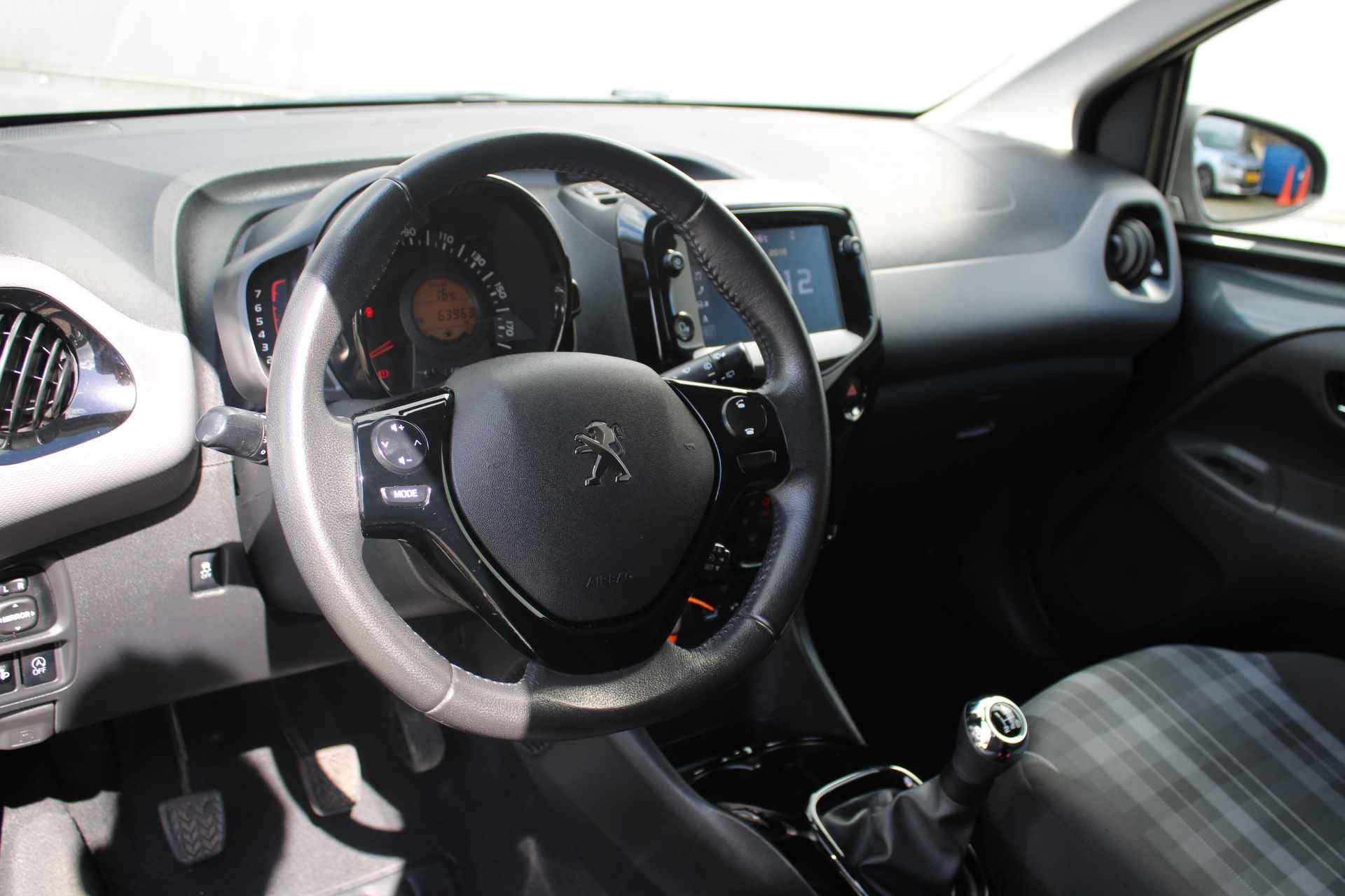 Peugeot 108 108 5-deurs Allure 1.0 e-VTi 72pk | NAVI | CLIMA | LICHTMETAAL | DONKER GLAS | DAB | ALLSEASON BANDEN | - 13/22