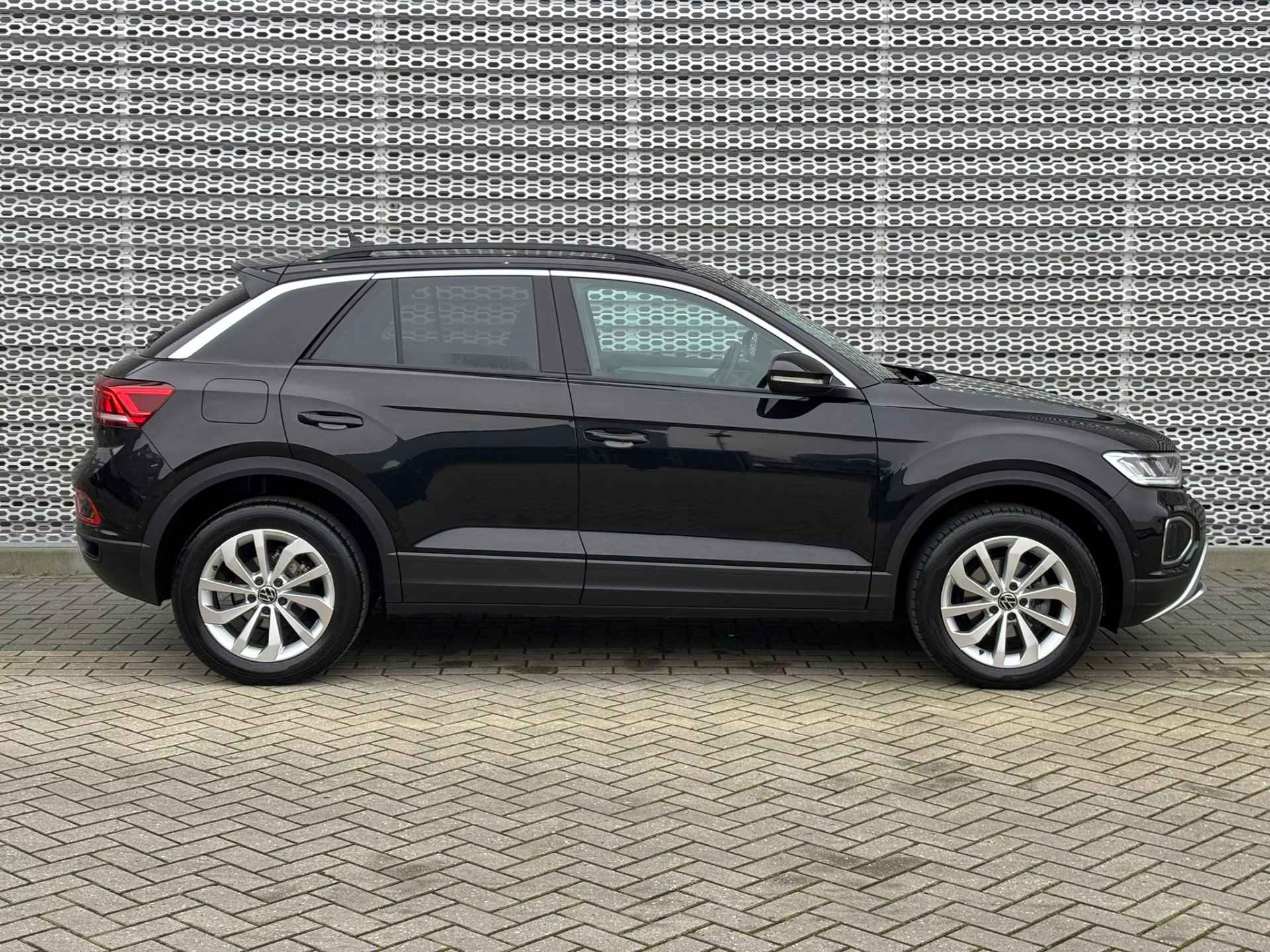 Volkswagen T-Roc 1.0 TSI Life Edition / Digitale Cockpit / Achteruitrijcamera / Keyless Entry-Start / LED - 29/32