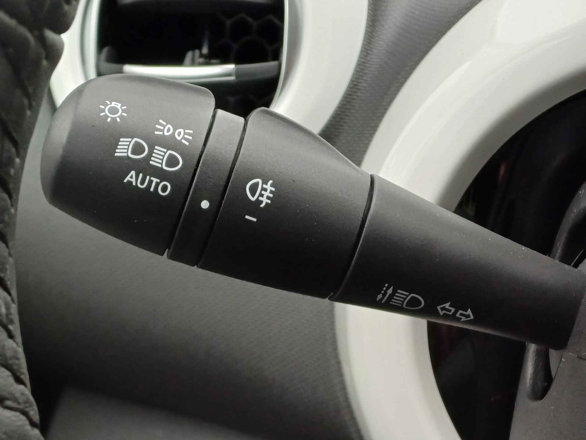 Renault Twingo Z.E. Automaat / Airco / Lichtmetalen Velgen / Parkeercamera / Privacy Glass / LED / Half Leder / Navigatie - 36/39
