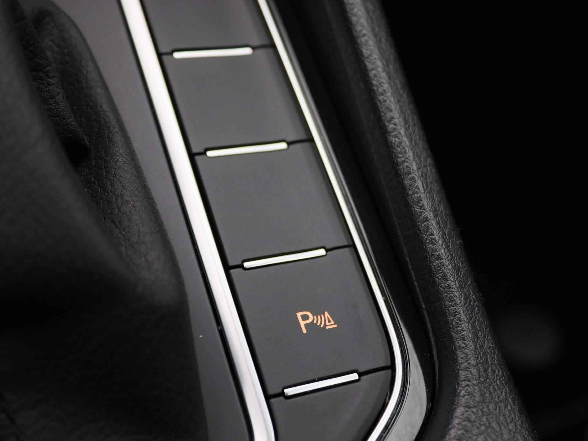 Volkswagen Golf Sportsvan 1.0 TSI Highline 115PK DSG LED Koplampen, Achteruitrijcamera, Adaptieve Cruise Controle, Navigatie, Lederen bekleding, Stoelverwarming, Climate Controle, 16" Lichtmetalen velgen - 34/42