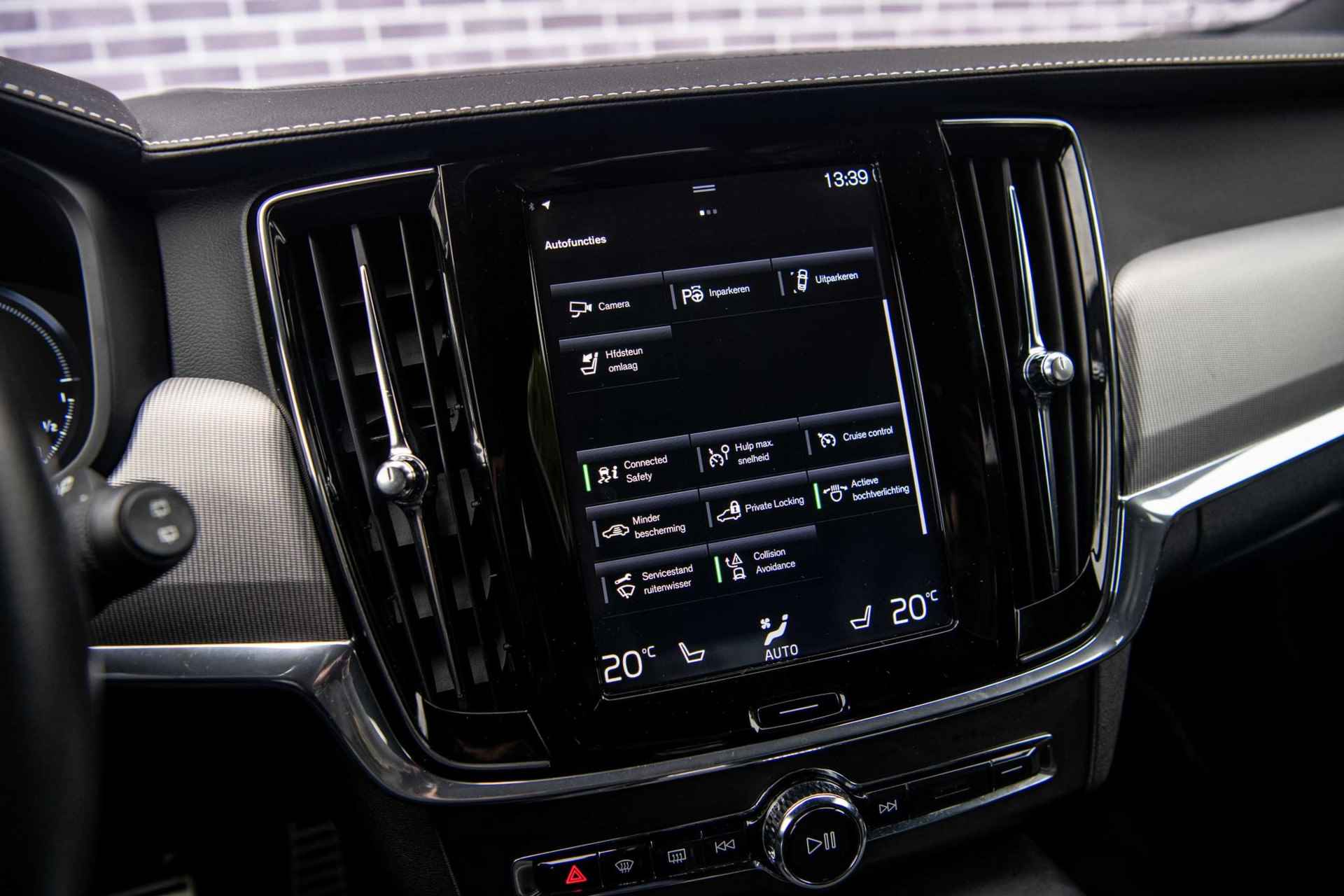 Volvo V90 T8 Aut AWD R-Design | Navi | Getint Glas | Camera | Stoel+Stuur+Achterbank verwarmd | Park Assist | trekhaak - 21/37