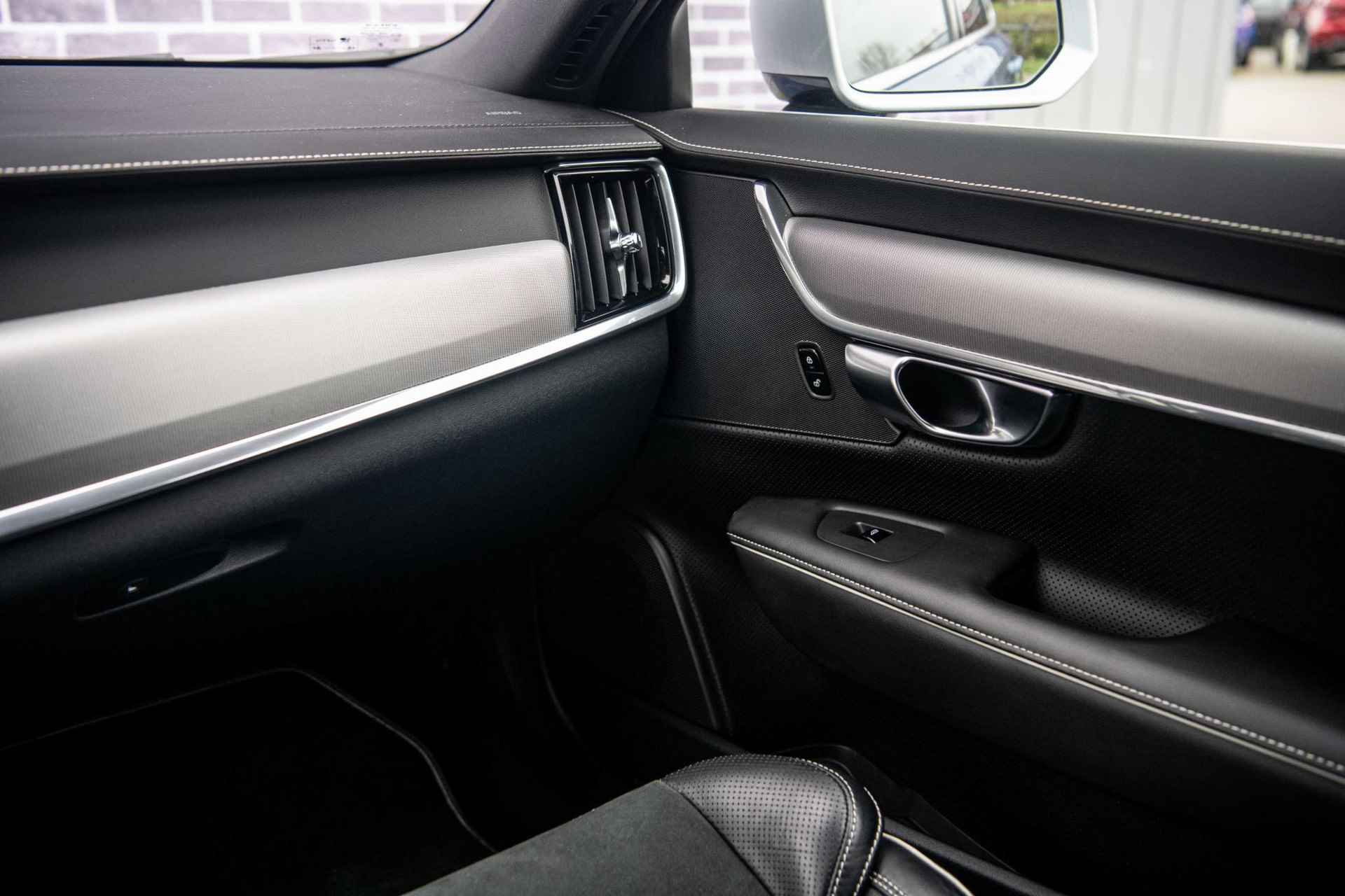 Volvo V90 T8 Aut AWD R-Design | Navi | Getint Glas | Camera | Stoel+Stuur+Achterbank verwarmd | Park Assist | trekhaak - 29/37