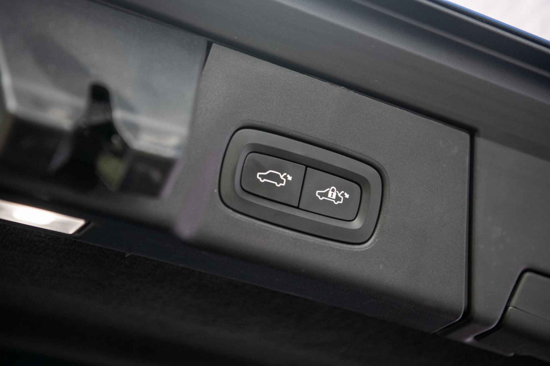 Volvo V90 T8 Aut AWD R-Design | Navi | Getint Glas | Camera | Stoel+Stuur+Achterbank verwarmd | Park Assist | trekhaak - 36/37