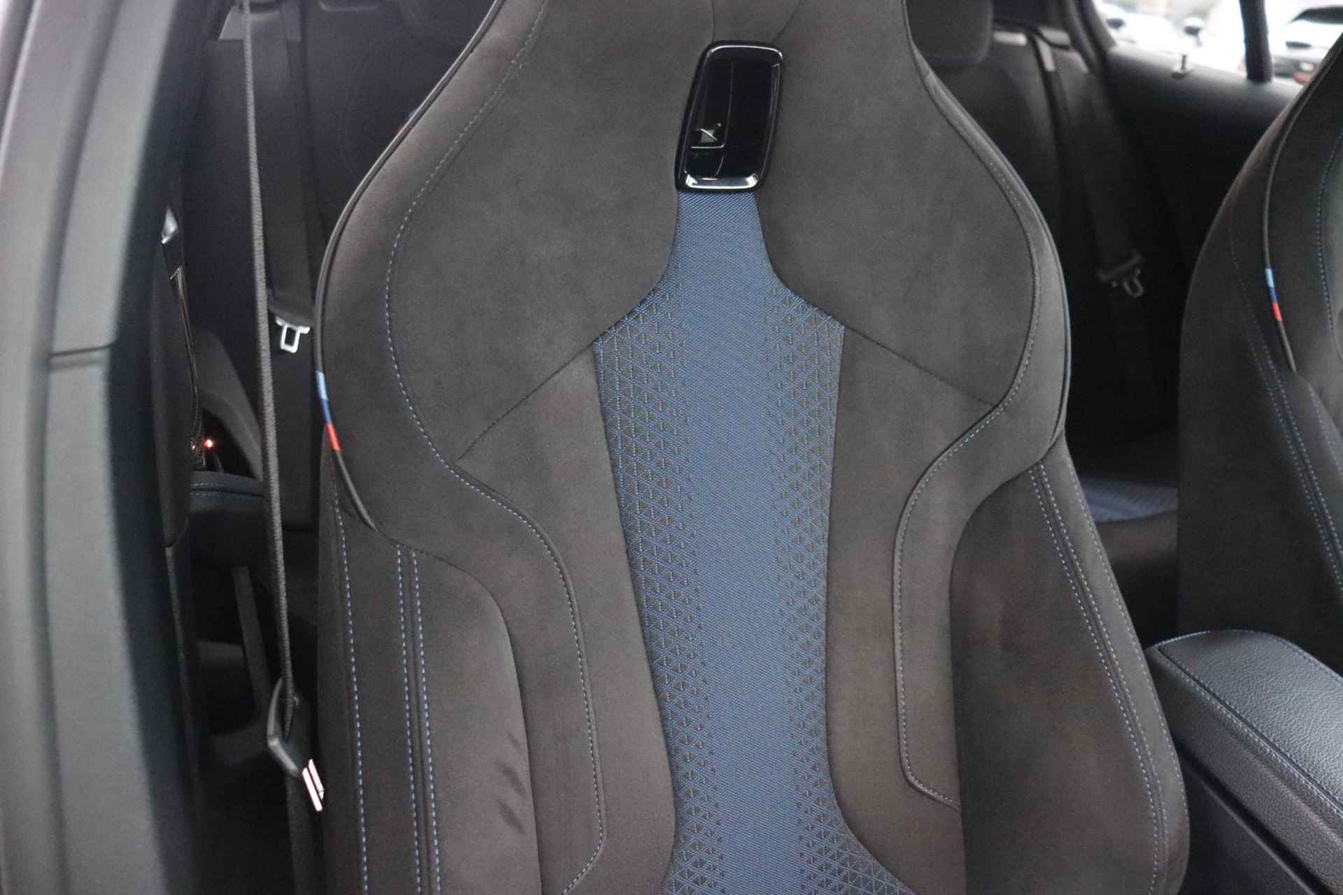 BMW 1-serie 118i High Executive M Sportpakket / M sportstoelen / Park Distance Control voor/achter (PDC)/ Stuurwielrand Verwarmd / Elektrisch verwarmde voorstoelen/ Trekhaak afneembaar - 10/34