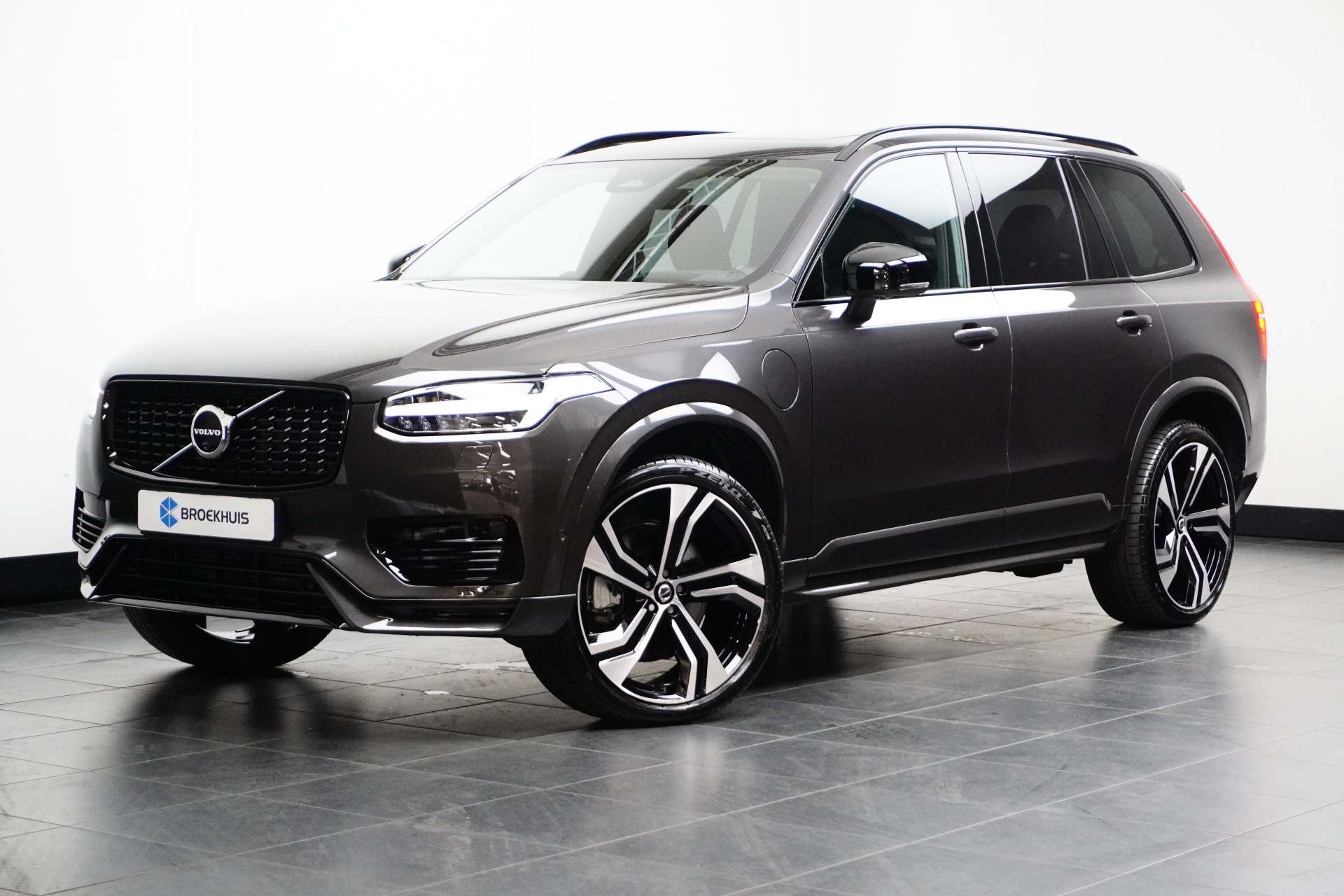 Volvo XC90 T8 Recharge AWD Ultimate Dark | Luchtvering | Bowers & Wilkins | 360° Camera | Panoramadak | Head-up display | 22-Inch | BOMVOL!