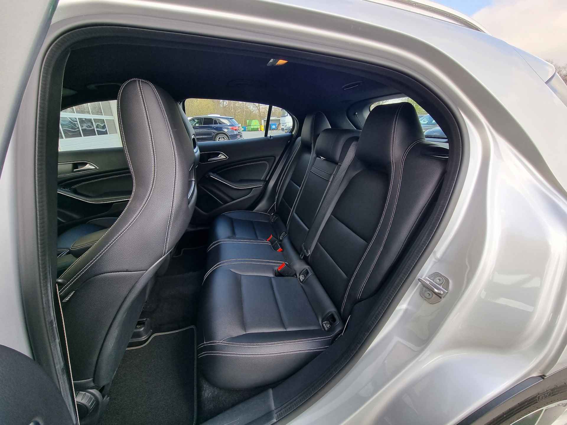 Mercedes-Benz GLA 200 Premium AMG Line Automaat | Stoelverwarming | Achteruitrijcamera | Trekhaak | Apple Carplay - 21/22