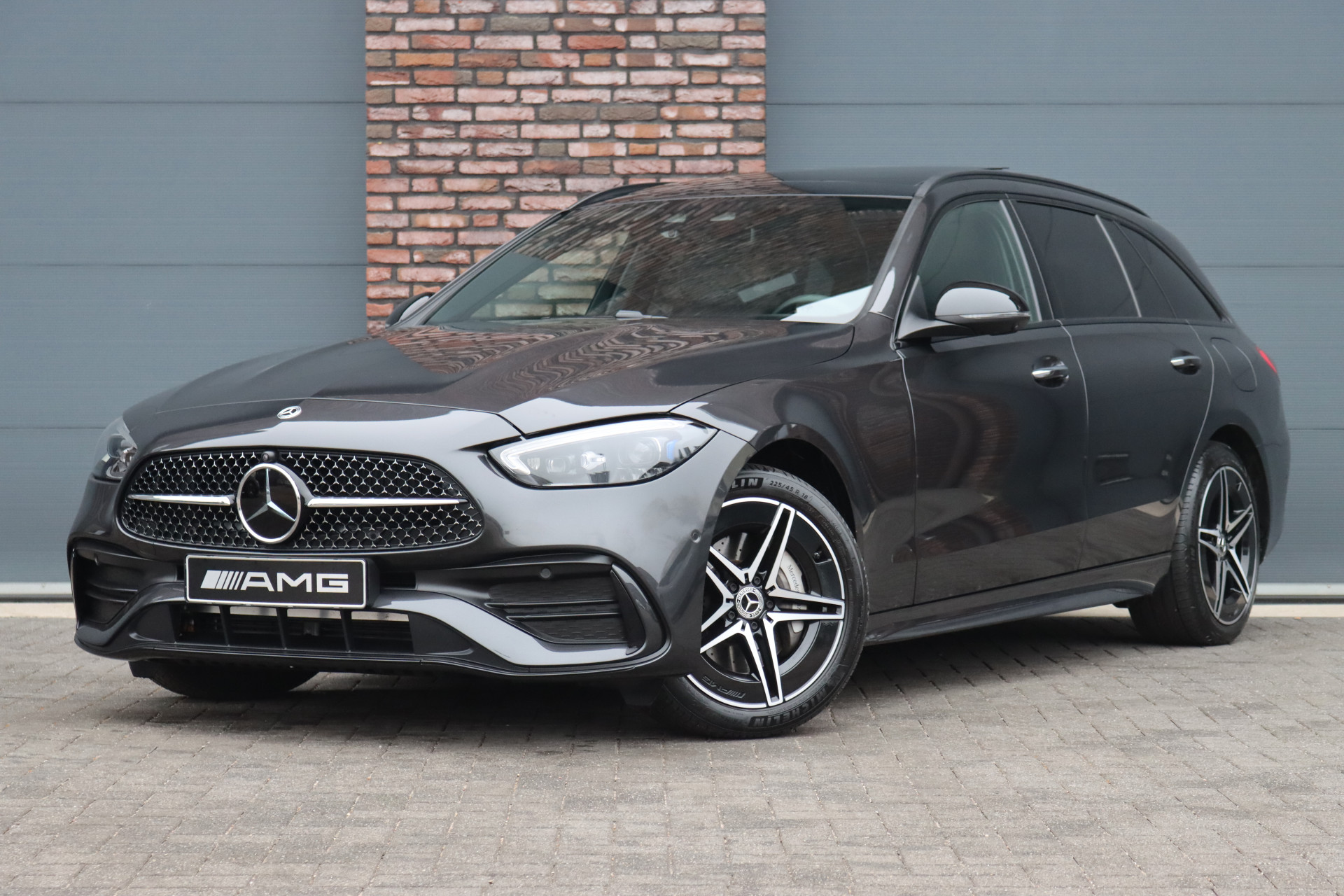 Mercedes-Benz C-Klasse Estate 300 e AMG Line Premium Aut9 | Distronic+ | Panoramadak | Trekhaak | Burmester | Memory | Digital Light | Keyless Go | Verwarmd Stuurwiel | Augmented Reality |