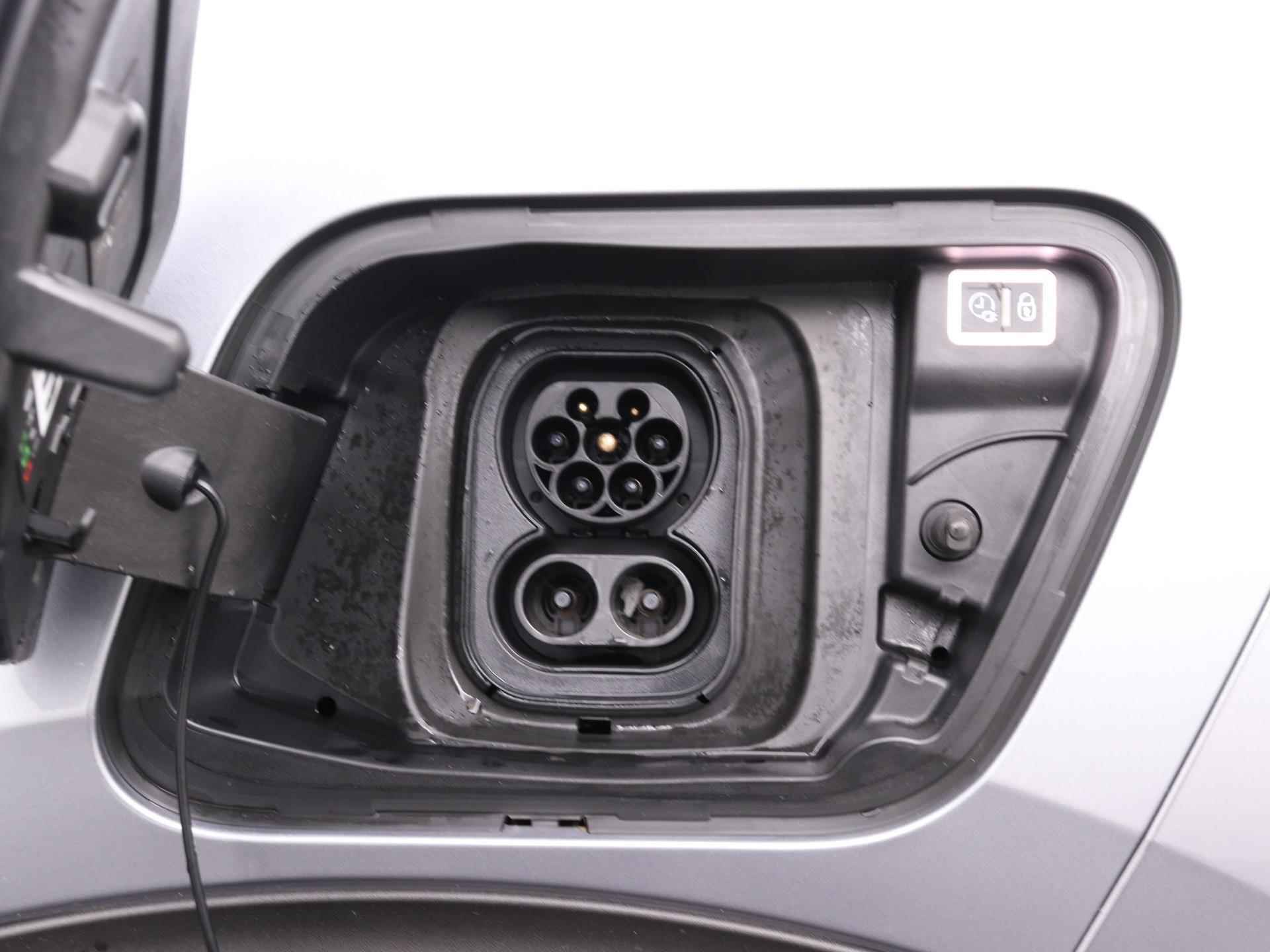 Peugeot e-2008 EV 50 kWh GT Pack 136pk Automaat | Navigatie | Sportstoelen | Licht Metalen Velgen 18" | Parkeer Assistent | Adaptieve Cruise Control - 10/37