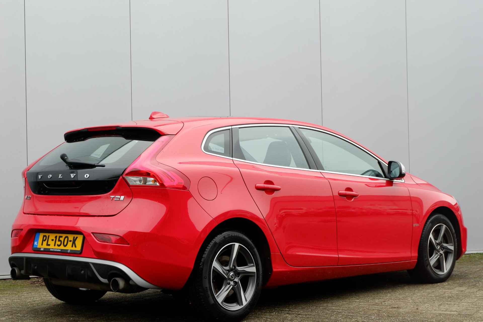 Volvo V40 T2 AUT6 122PK R-Design | Verwarmbare Voorruit | High Performance Audio | Achteruitrijcamera | Parkeersensoren | Panorama Dak | Electronic Climate Control | Verwarmbare Voorstoelen | Navigatiesysteem | Standkachel | Adaptieve LED Koplampen - 2/30