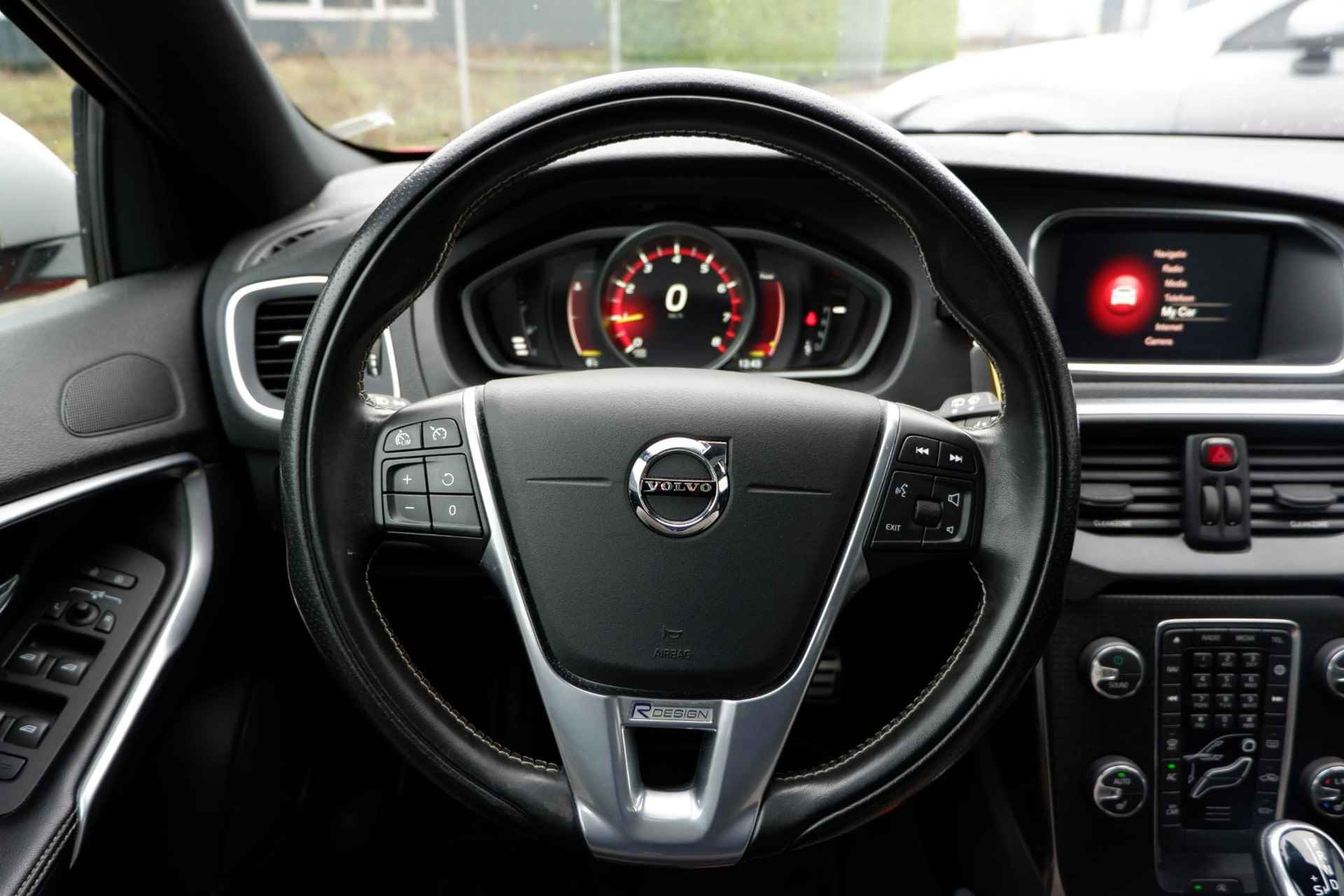 Volvo V40 T2 AUT6 122PK R-Design | Verwarmbare Voorruit | High Performance Audio | Achteruitrijcamera | Parkeersensoren | Panorama Dak | Electronic Climate Control | Verwarmbare Voorstoelen | Navigatiesysteem | Standkachel | Adaptieve LED Koplampen - 4/30