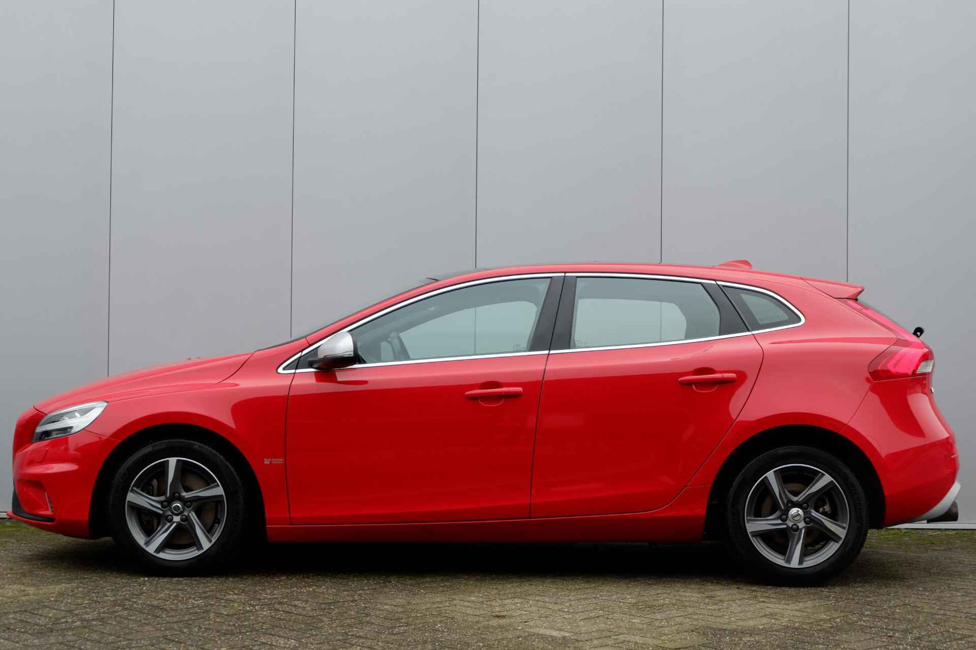 Volvo V40 T2 AUT6 122PK R-Design | Verwarmbare Voorruit | High Performance Audio | Achteruitrijcamera | Parkeersensoren | Panorama Dak | Electronic Climate Control | Verwarmbare Voorstoelen | Navigatiesysteem | Standkachel | Adaptieve LED Koplampen - 9/30