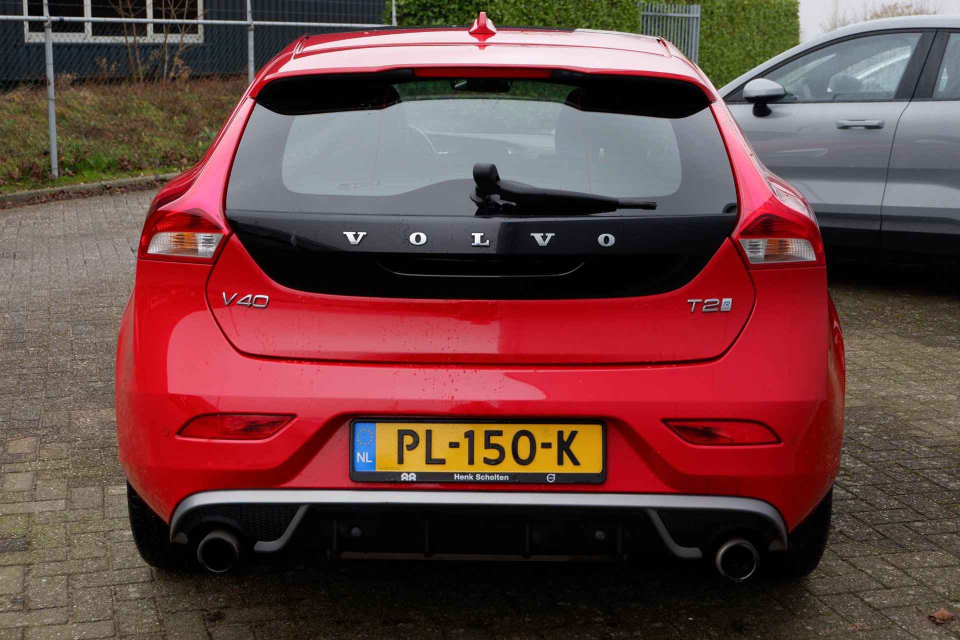 Volvo V40 T2 AUT6 122PK R-Design | Verwarmbare Voorruit | High Performance Audio | Achteruitrijcamera | Parkeersensoren | Panorama Dak | Electronic Climate Control | Verwarmbare Voorstoelen | Navigatiesysteem | Standkachel | Adaptieve LED Koplampen - 28/30