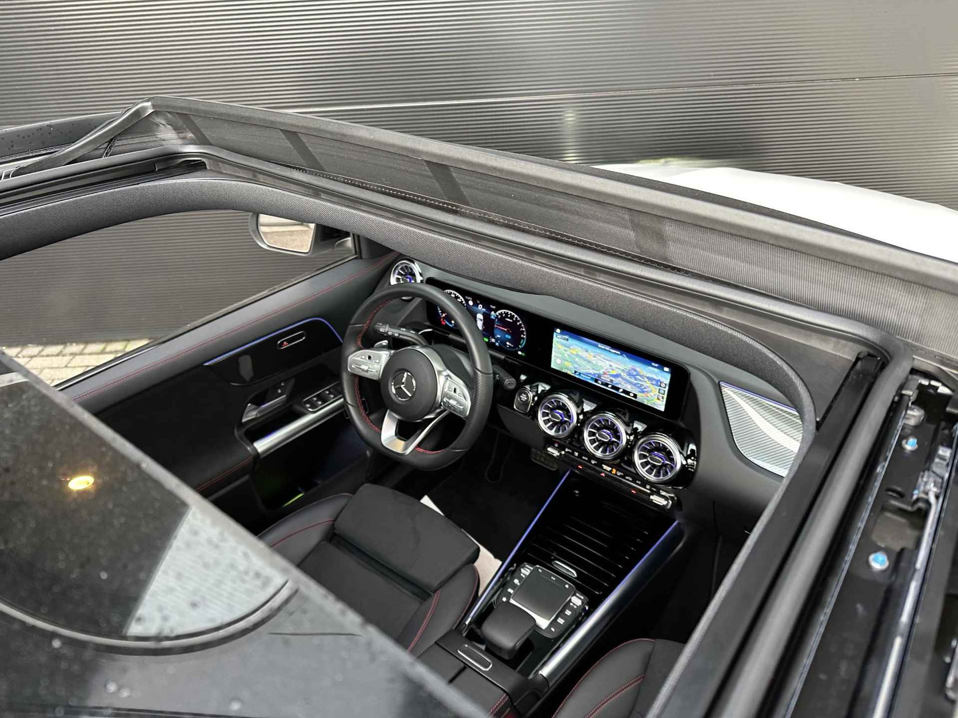 Mercedes-Benz GLA-klasse 250 e AMG | Panoramadak | Nightpakket | Stoelverwarming | Head-up Display | Achteruitrijcamera - 4/16