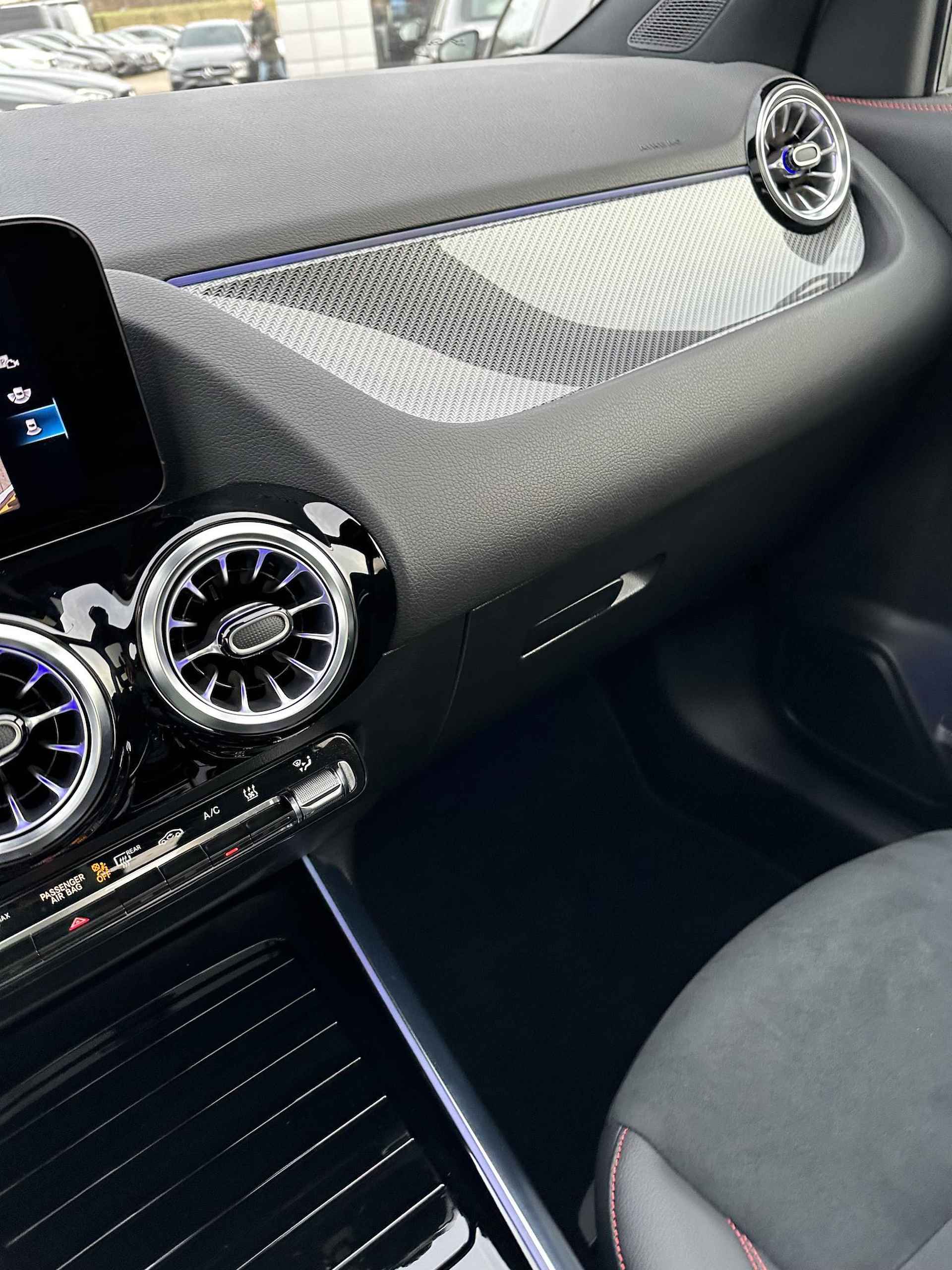 Mercedes-Benz GLA-klasse 250 e AMG | Panoramadak | Nightpakket | Stoelverwarming | Head-up Display | Achteruitrijcamera - 9/16
