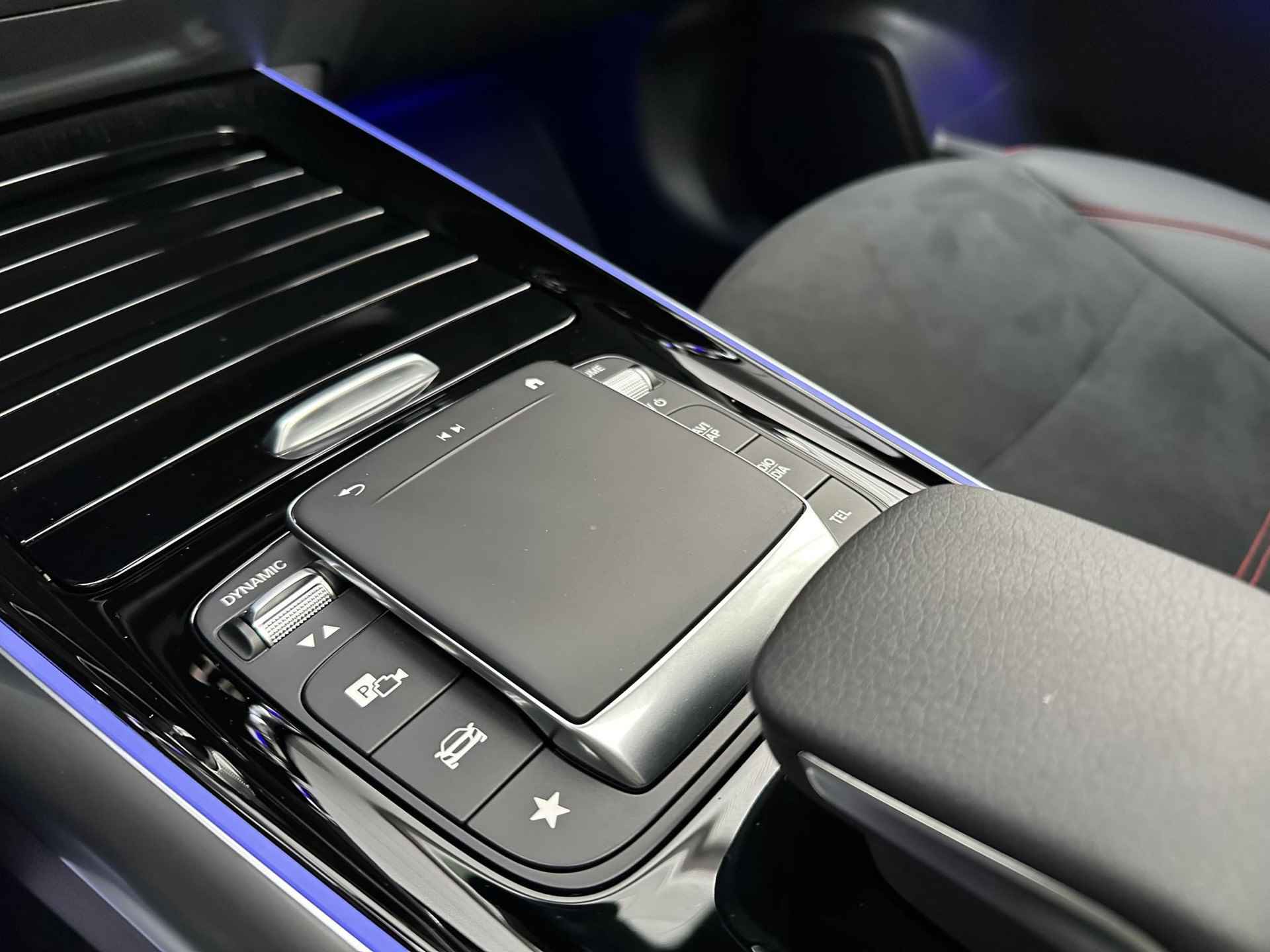 Mercedes-Benz GLA-klasse 250 e AMG | Panoramadak | Nightpakket | Stoelverwarming | Head-up Display | Achteruitrijcamera - 10/16