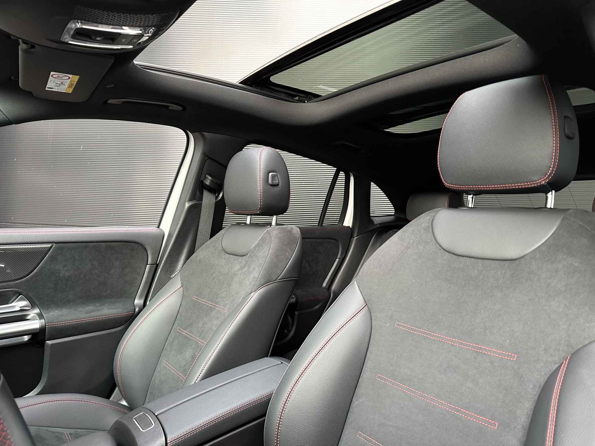 Mercedes-Benz GLA-klasse 250 e AMG | Panoramadak | Nightpakket | Stoelverwarming | Head-up Display | Achteruitrijcamera - 15/16