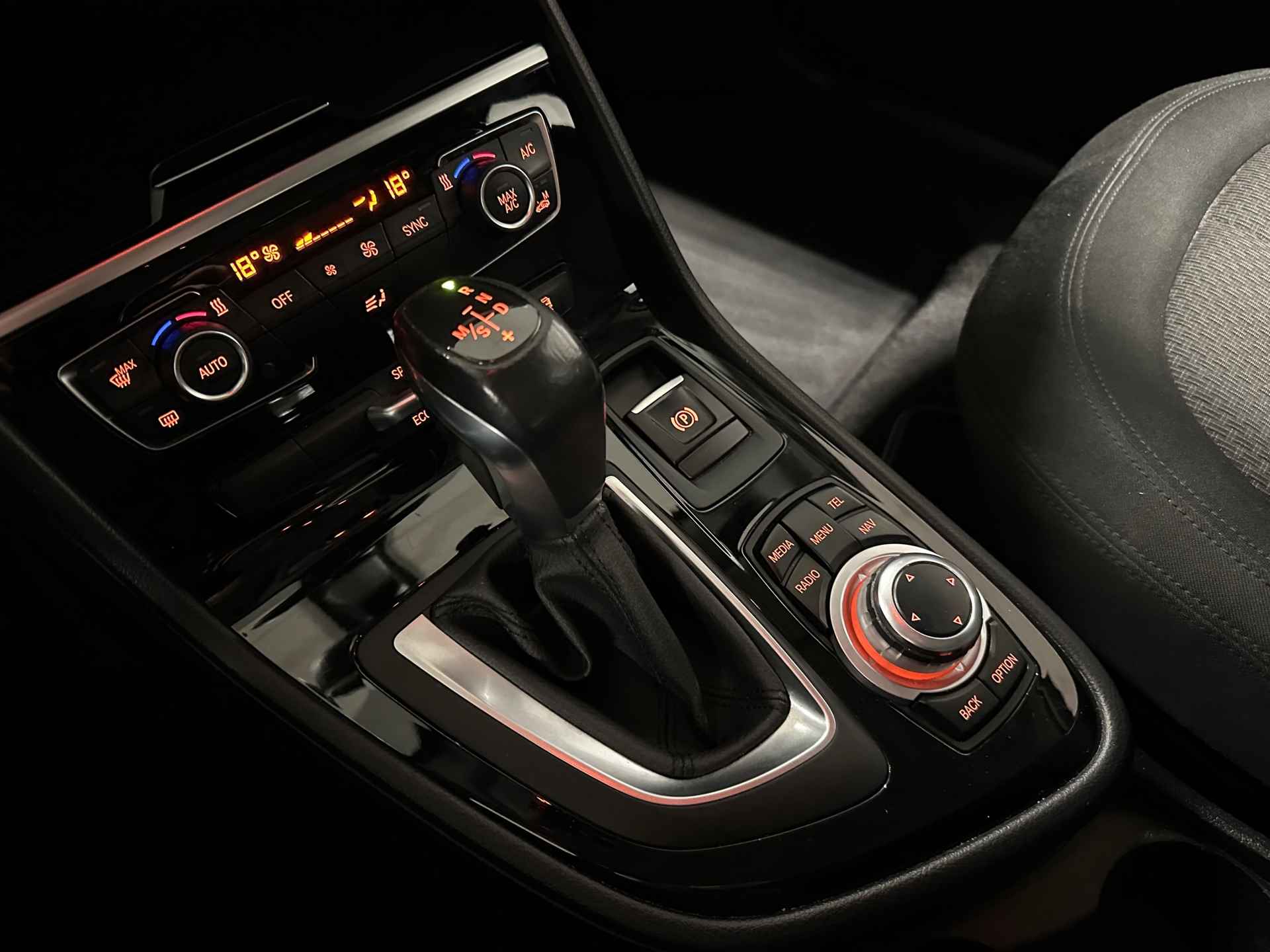 BMW 2-serie Active Tourer 218i Executive * Automaat / LED / Cruise control / Parkeersensoren / NL Auto * - 21/23