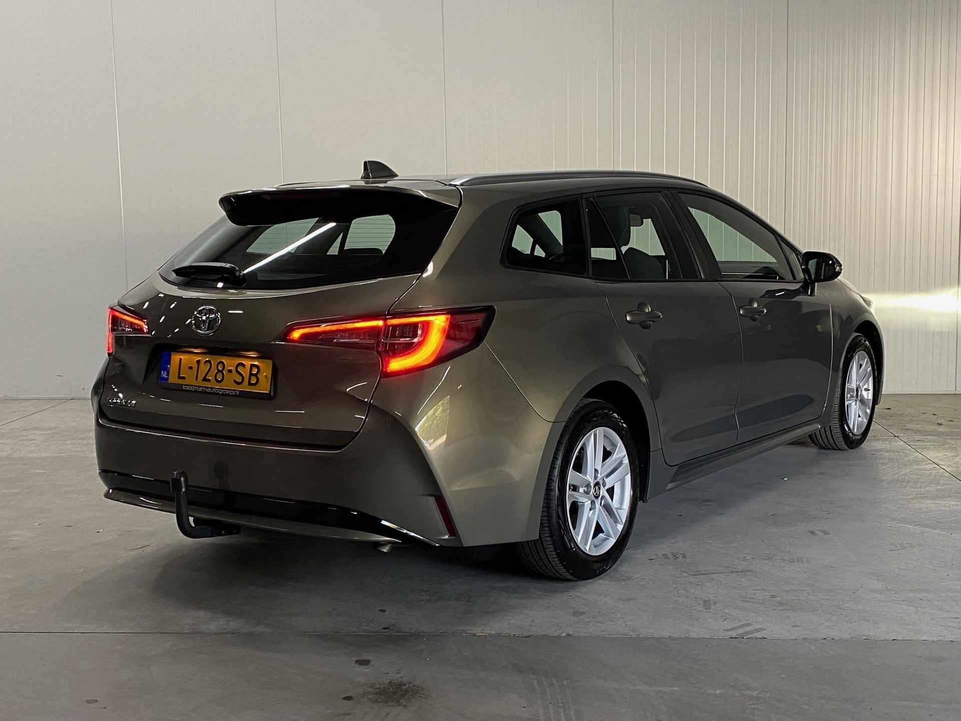 Toyota Corolla Touring Sports 1.2 Turbo Active incl. navigatie en trekhaak 1300kg trekgewicht - 20/25