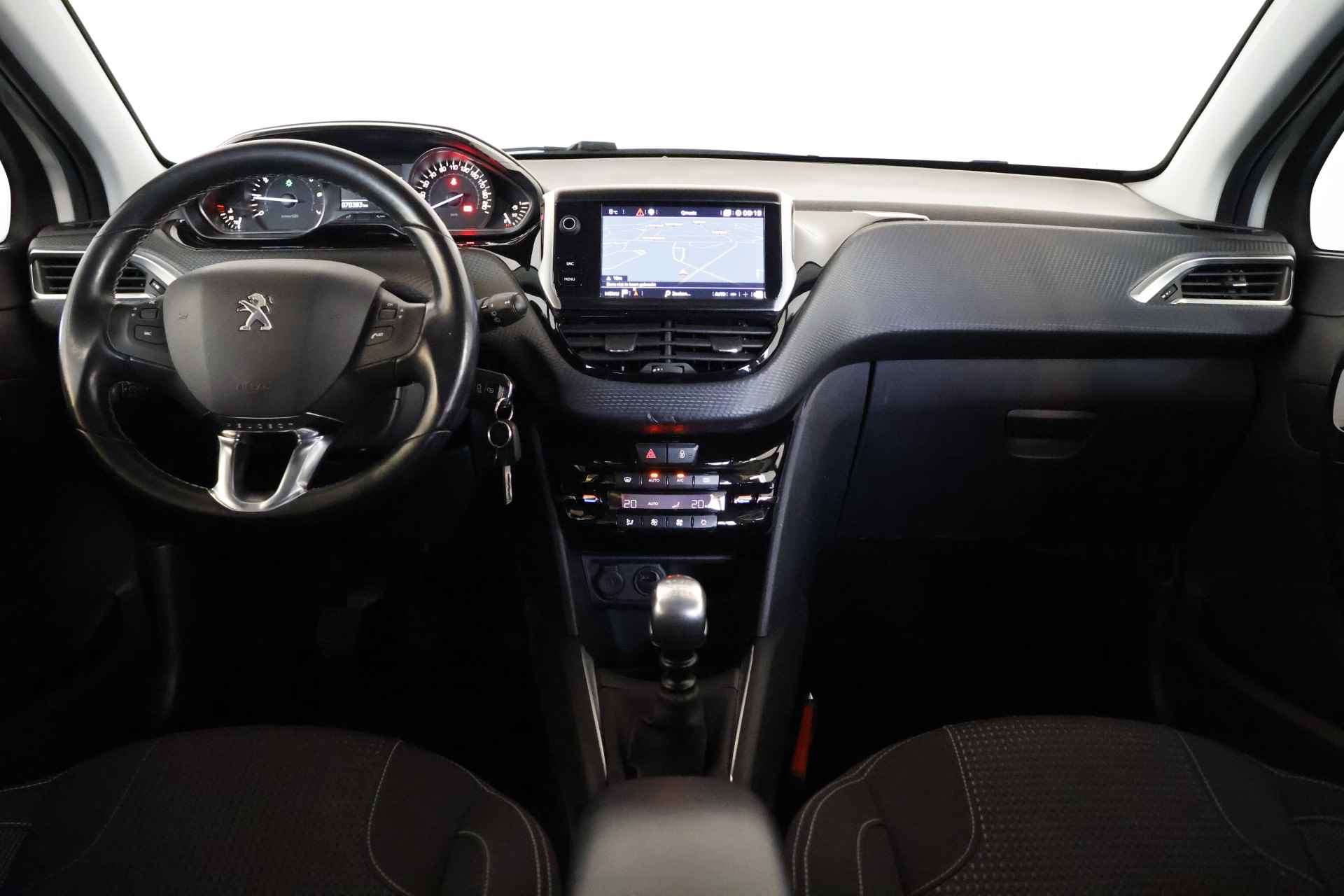 Peugeot 208 1.2 PureTech Allure / Navi / CarPlay / Allseason / Camera / Trekhaak - 22/24