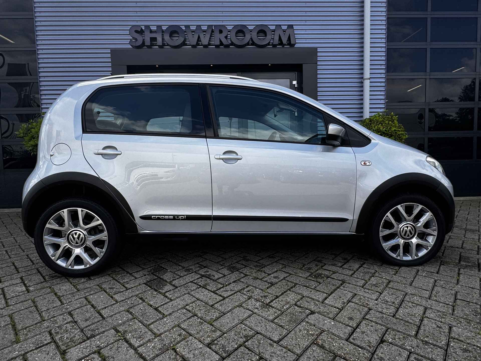 Volkswagen Up! 1.0 cross up! BlueMotion Airco|PDC|Cruisecontrol|Stoelverwarming - 11/26