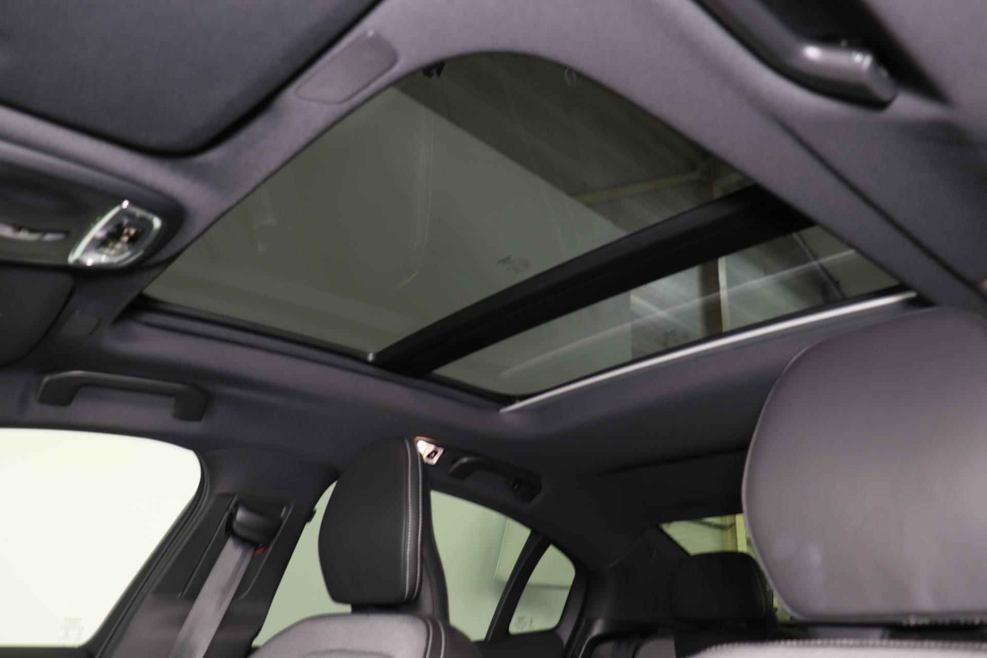Volvo S60 Recharge T8 AWD R-Design - Panorama/schuifdak - IntelliSafe Assist - Harman/Kardon audio - 360º Camera - Adaptieve LED koplampen - Verwarmde voorstoelen, stuur & achterbank - Parkeersensoren voor & achter - Elektr. bedienb. voorstoelen met geheugen - Standkachel - 19' LMV - 6/28