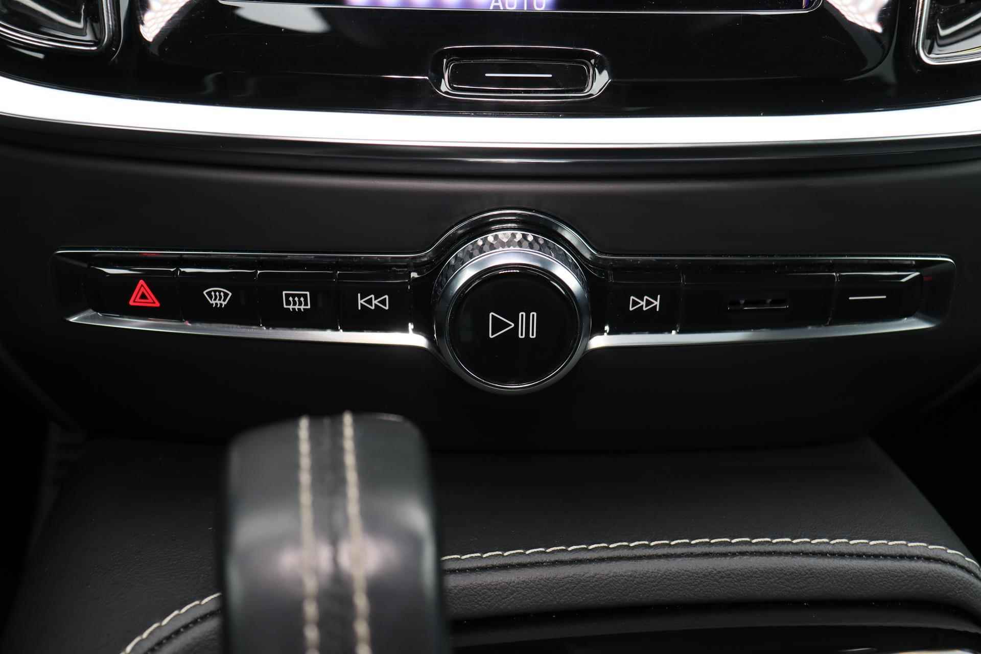 Volvo S60 Recharge T8 AWD R-Design - Panorama/schuifdak - IntelliSafe Assist - Harman/Kardon audio - 360º Camera - Adaptieve LED koplampen - Verwarmde voorstoelen, stuur & achterbank - Parkeersensoren voor & achter - Elektr. bedienb. voorstoelen met geheugen - Standkachel - 19' LMV - 12/28