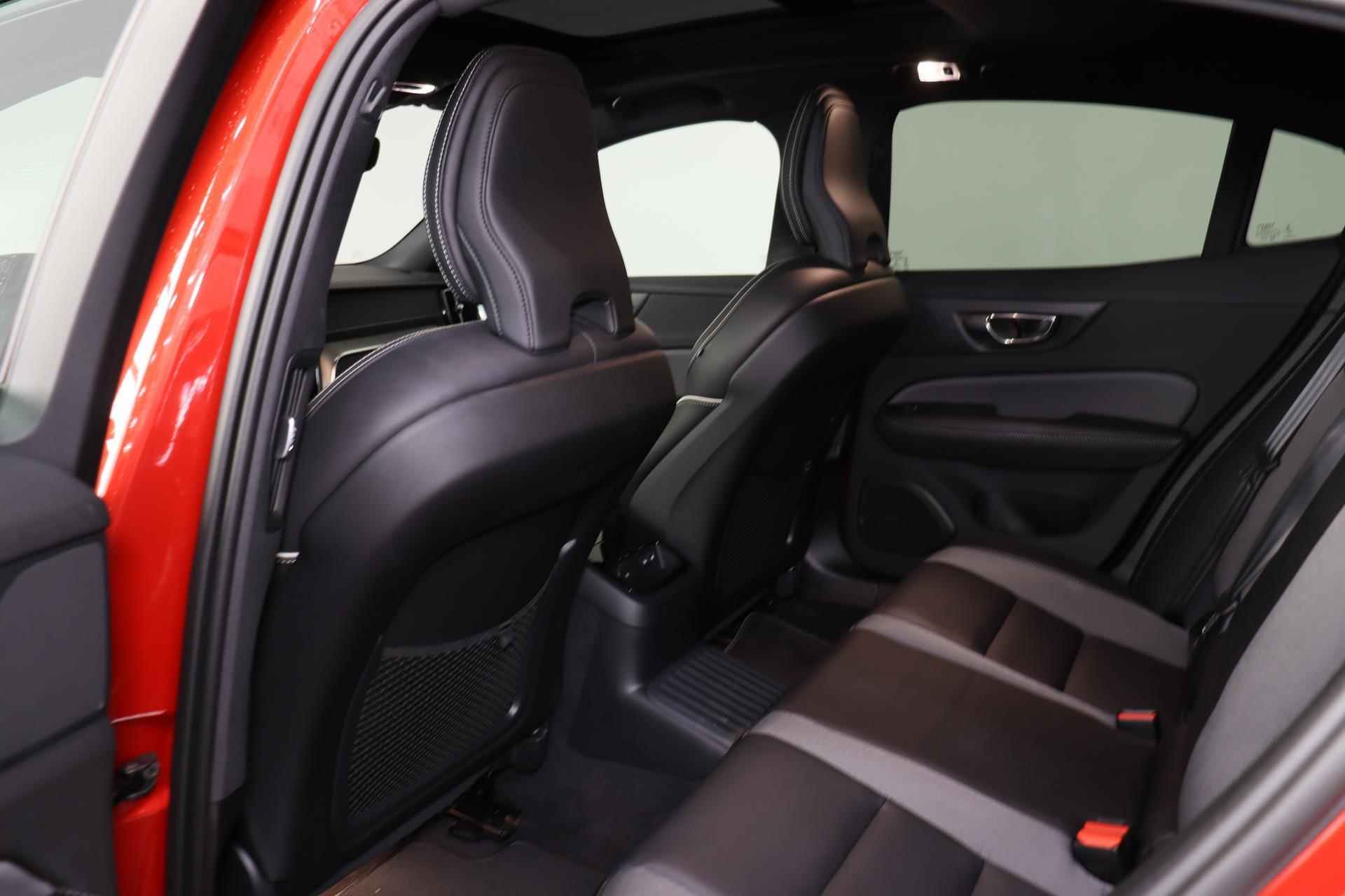 Volvo S60 Recharge T8 AWD R-Design - Panorama/schuifdak - IntelliSafe Assist - Harman/Kardon audio - 360º Camera - Adaptieve LED koplampen - Verwarmde voorstoelen, stuur & achterbank - Parkeersensoren voor & achter - Elektr. bedienb. voorstoelen met geheugen - Standkachel - 19' LMV - 24/28