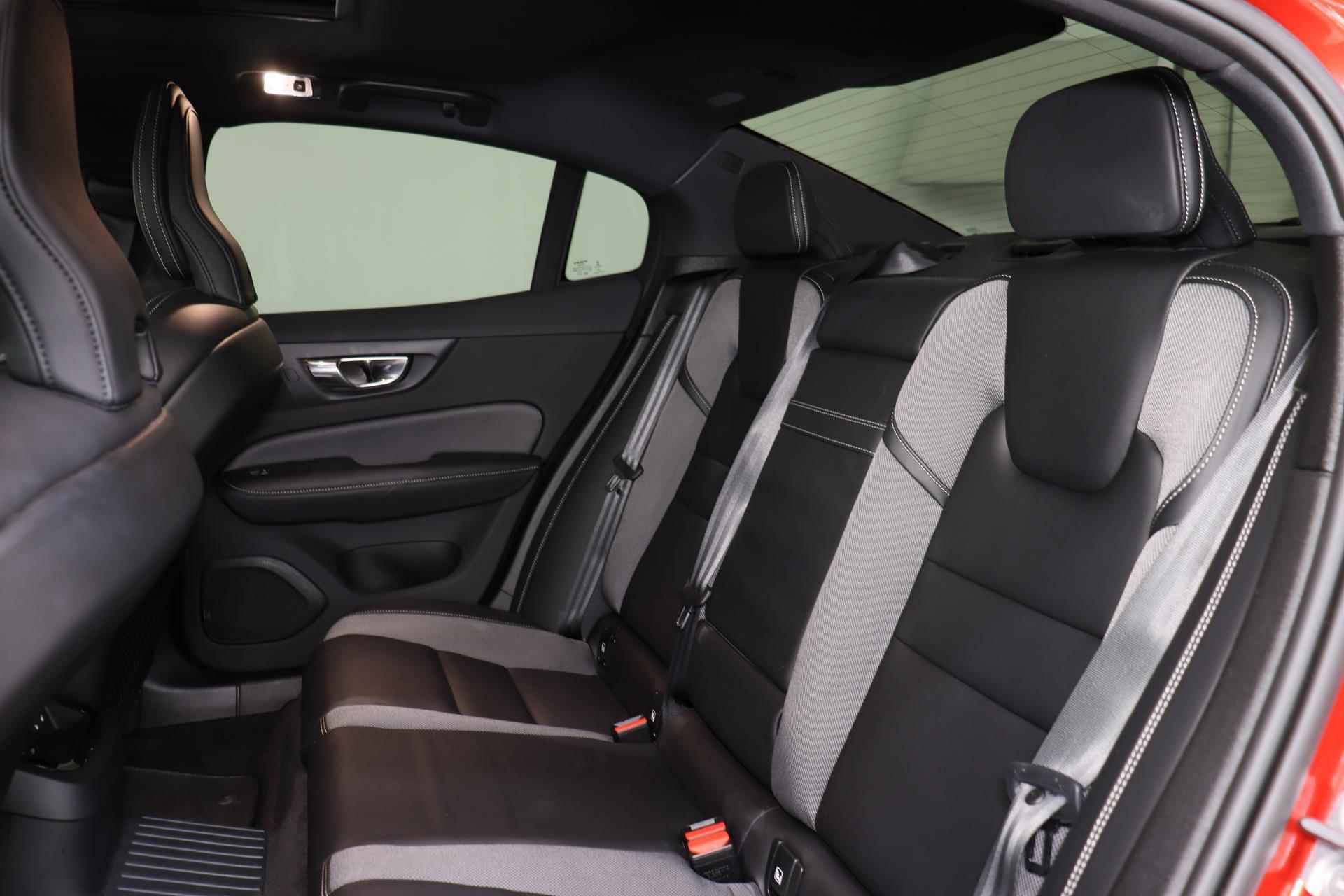 Volvo S60 Recharge T8 AWD R-Design - Panorama/schuifdak - IntelliSafe Assist - Harman/Kardon audio - 360º Camera - Adaptieve LED koplampen - Verwarmde voorstoelen, stuur & achterbank - Parkeersensoren voor & achter - Elektr. bedienb. voorstoelen met geheugen - Standkachel - 19' LMV - 25/28
