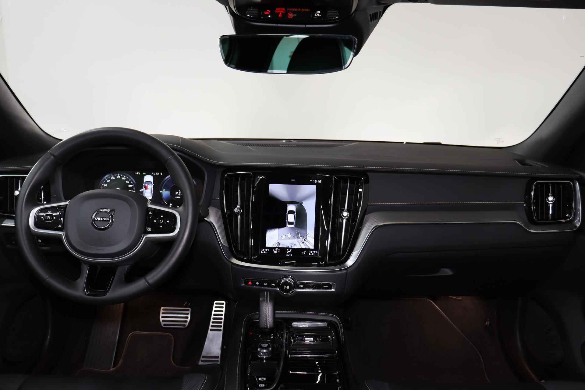 Volvo S60 Recharge T8 AWD R-Design - Panorama/schuifdak - IntelliSafe Assist - Harman/Kardon audio - 360º Camera - Adaptieve LED koplampen - Verwarmde voorstoelen, stuur & achterbank - Parkeersensoren voor & achter - Elektr. bedienb. voorstoelen met geheugen - Standkachel - 19' LMV - 26/28