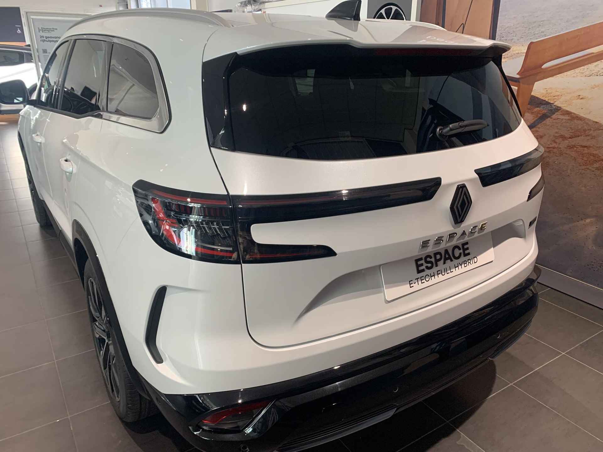 Renault Espace E-Tech Hybrid 200 techno 7p. Op voorraad bij Zeeuw & Zeeuw Naaldwijk || nu met 3.000 euro voorraad voordeel bij Zeeuw & Zeeuw Naaldwijk || BEL 0174 210 330 - 5/13