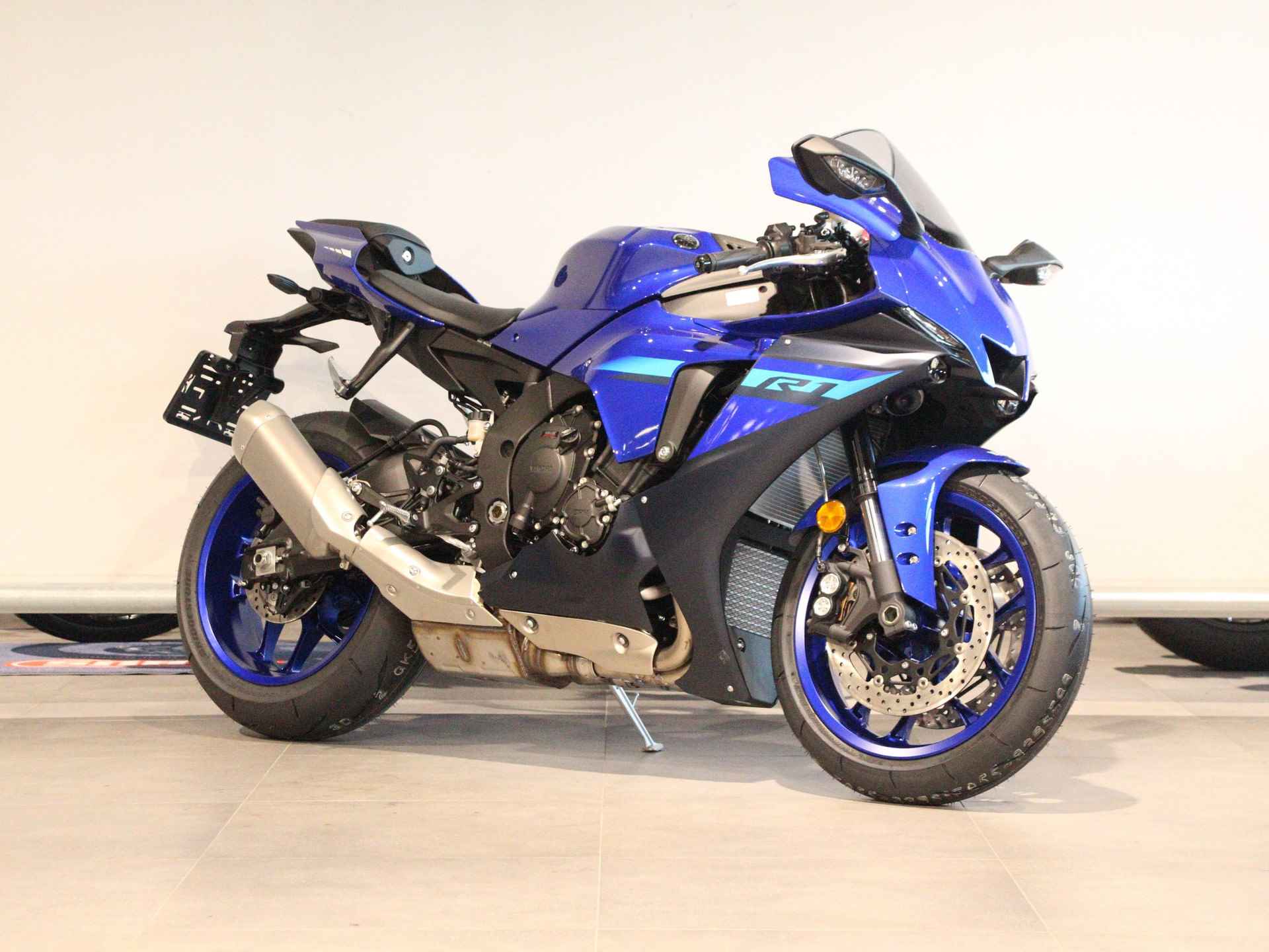 Yamaha YZF R1 - 2/12