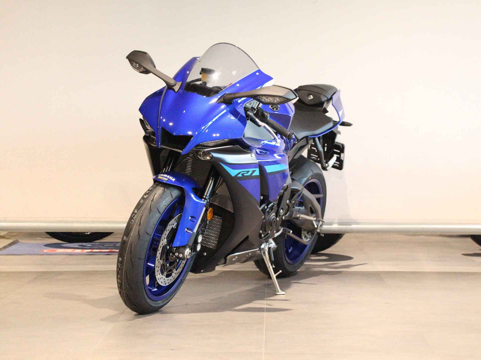 Yamaha YZF R1 - 4/12