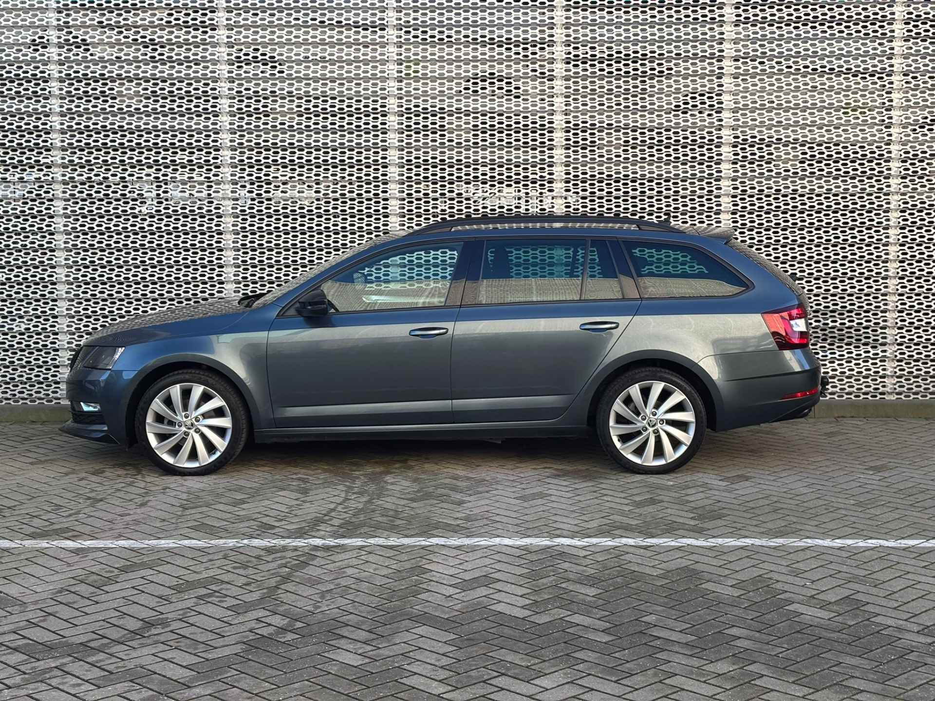 Škoda Octavia Combi 1.5 TSI Greentech Sport Business / Sportpakket / 18" LMV / Parkeersensoren Achter / Climate Control - 10/29