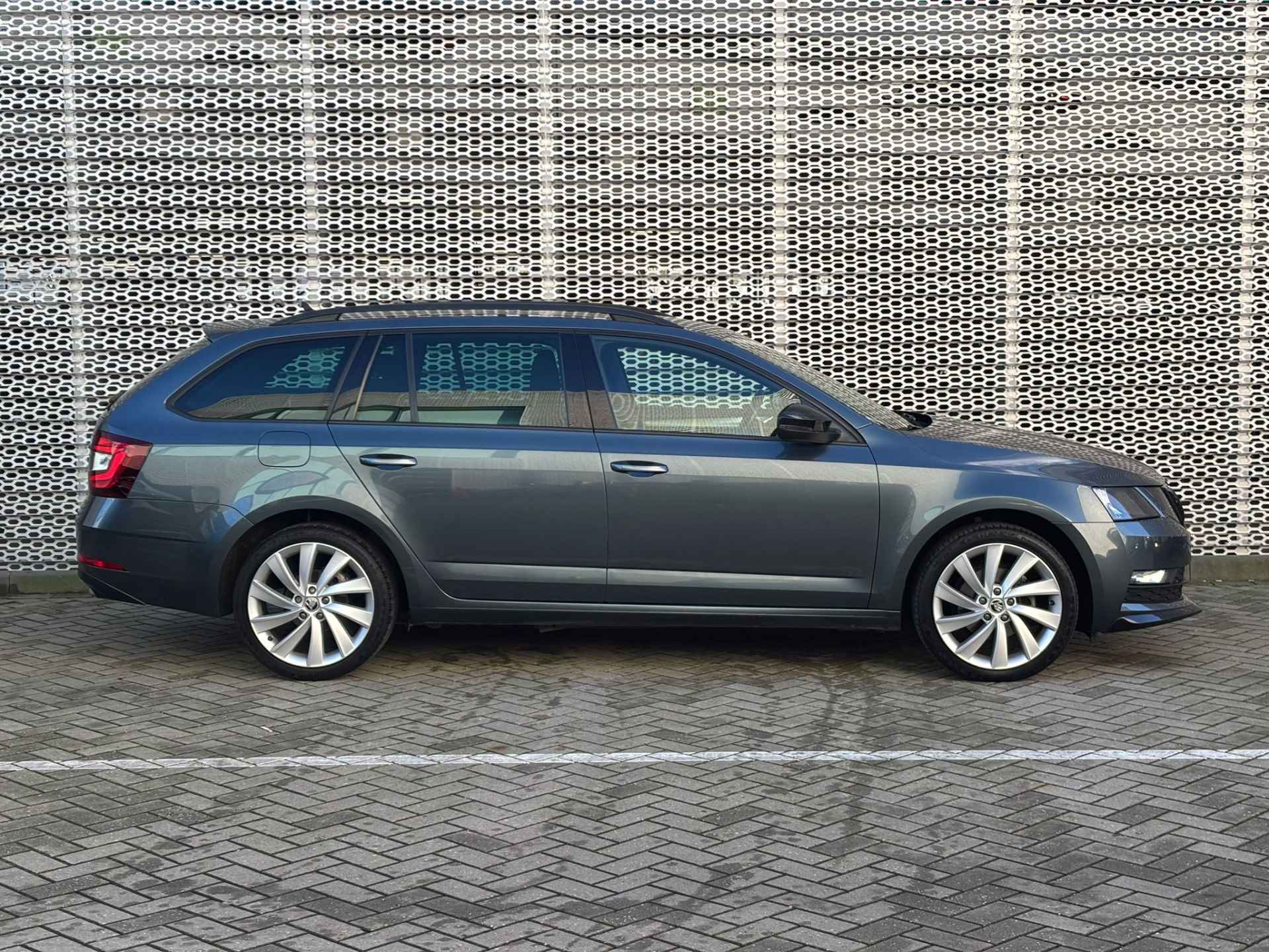 Škoda Octavia Combi 1.5 TSI Greentech Sport Business / Sportpakket / 18" LMV / Parkeersensoren Achter / Climate Control - 19/29