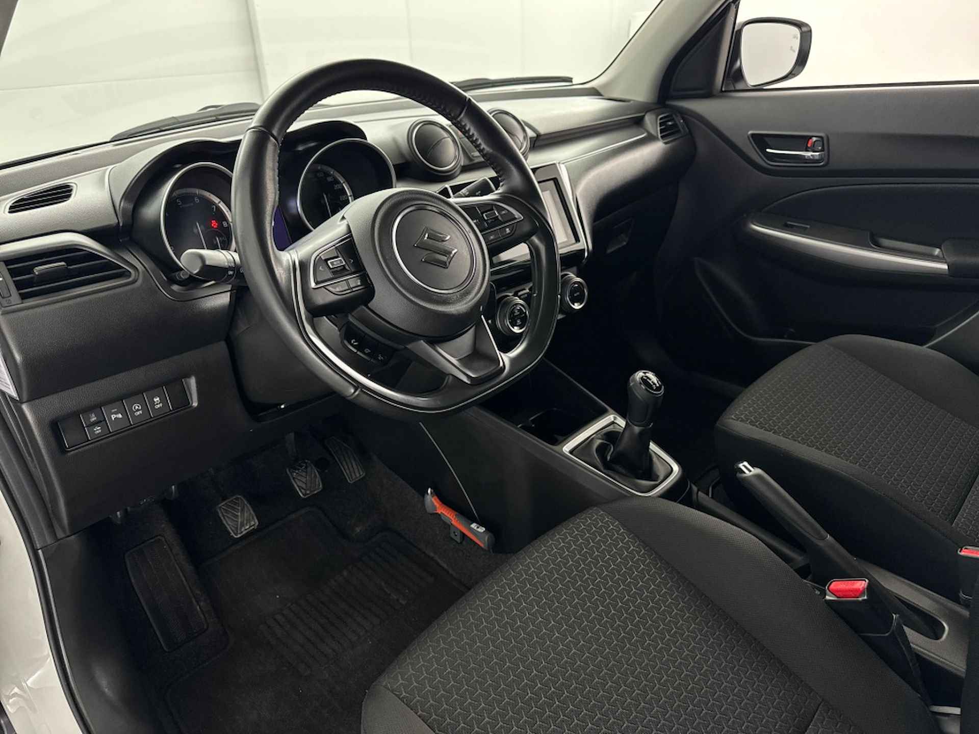 Suzuki Swift 1.2 Style Smart Hybrid | Navigatie | Zwarte 16'' L.M. Velgen | Keyless Entry - 13/38