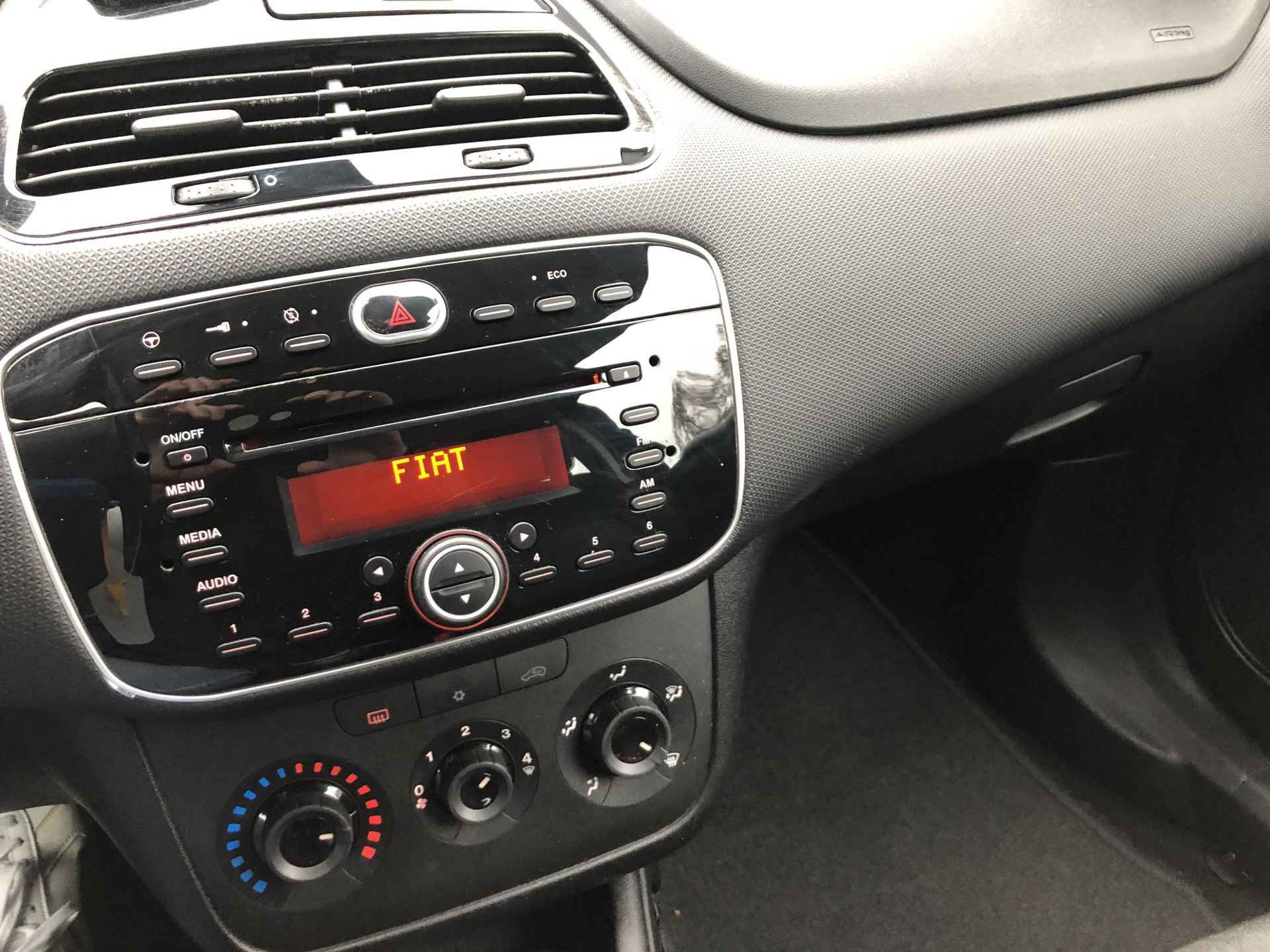 Fiat Punto TwinAir Turbo 100 Street AIRCO|TREKHAAK|BLUETOOTH|USB|AUX - 18/25