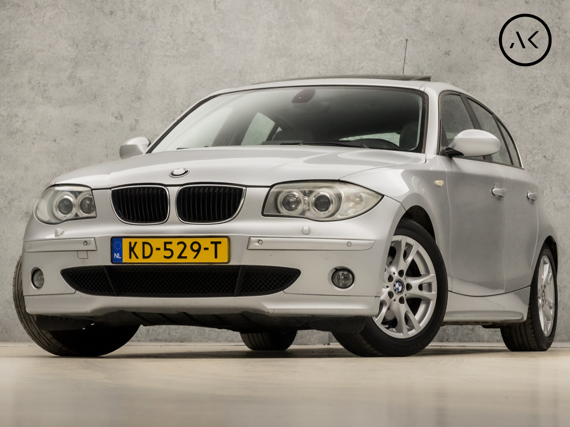 BMW 1-serie 120i Sport 150Pk Automaat (SCHUIFDAK, YOUNGTIMER, NAVIGATIE, STOELVERWARMING, LEDEREN SPORTSTOELEN, CLIMATE, CRUISE, XENON, PARKEERSENSOREN, LENDESTEUNEN, NIEUWE APK, NIEUWSTAAT)