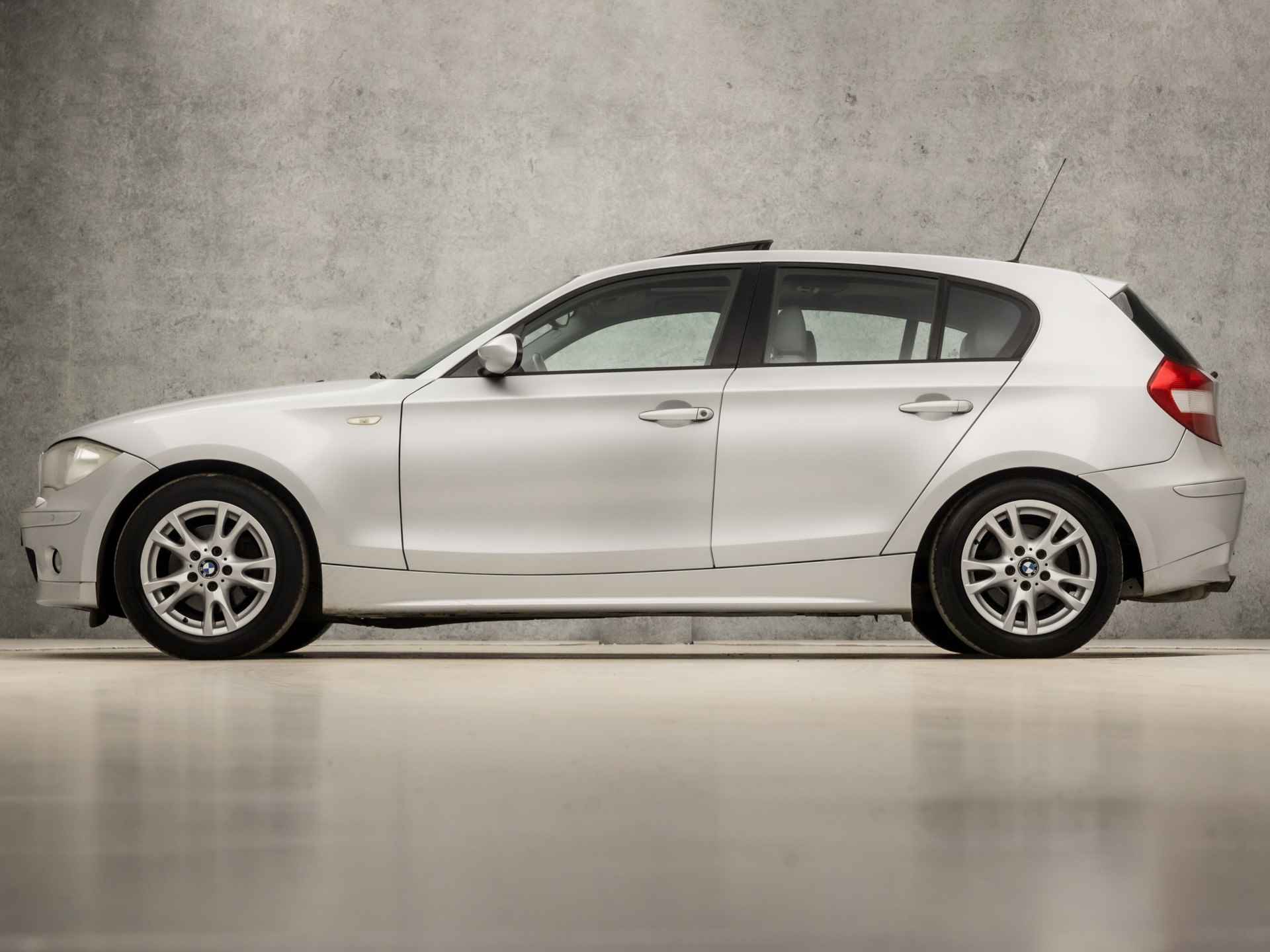 BMW 1-serie 120i Sport 150Pk Automaat (SCHUIFDAK, YOUNGTIMER, NAVIGATIE, STOELVERWARMING, LEDEREN SPORTSTOELEN, CLIMATE, CRUISE, XENON, PARKEERSENSOREN, LENDESTEUNEN, NIEUWE APK, NIEUWSTAAT) - 2/35